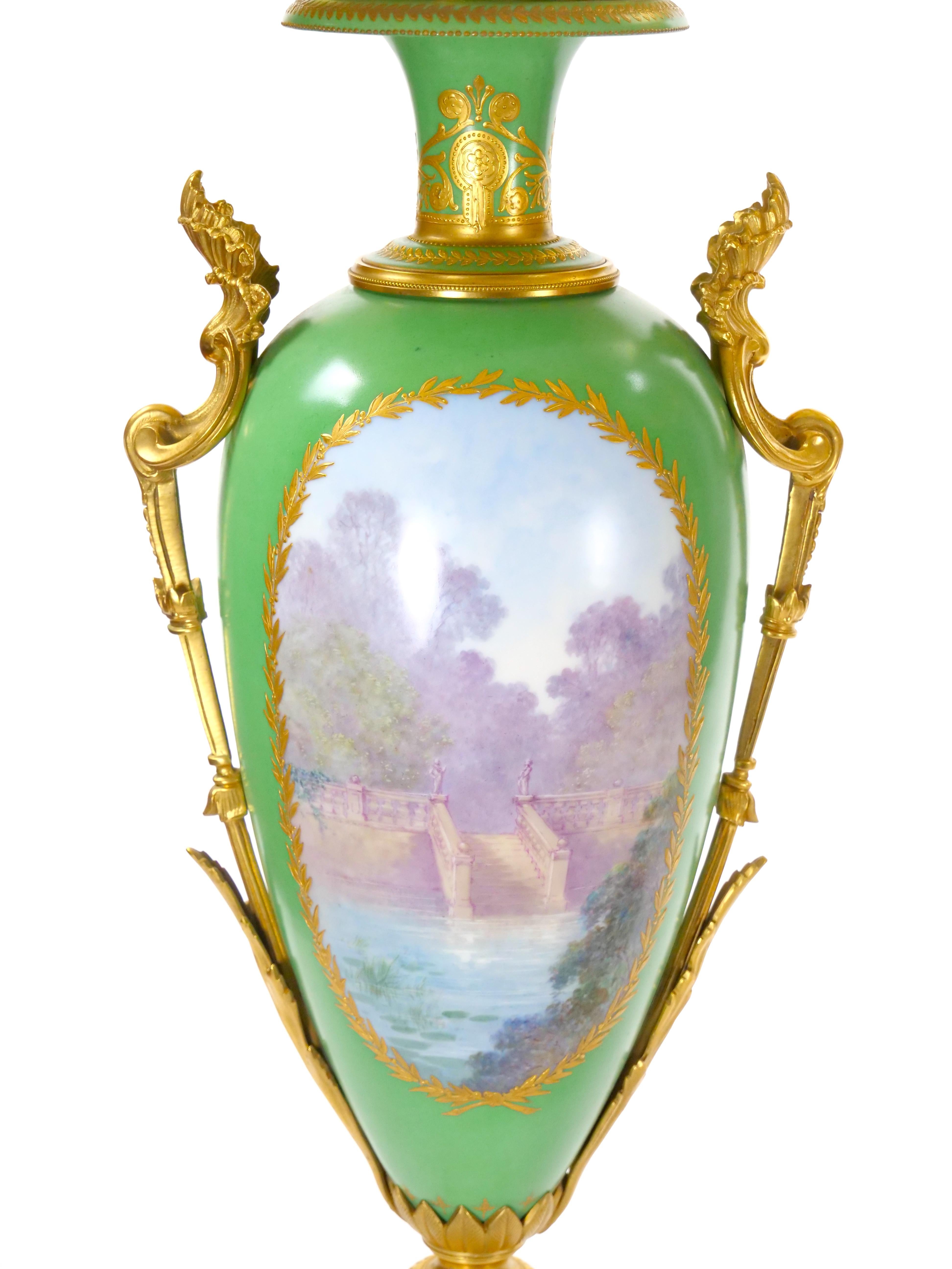 Lampes de table en porcelaine de Sèvres du 19e siècle, montées sur bronze doré et ormolu en vente 9