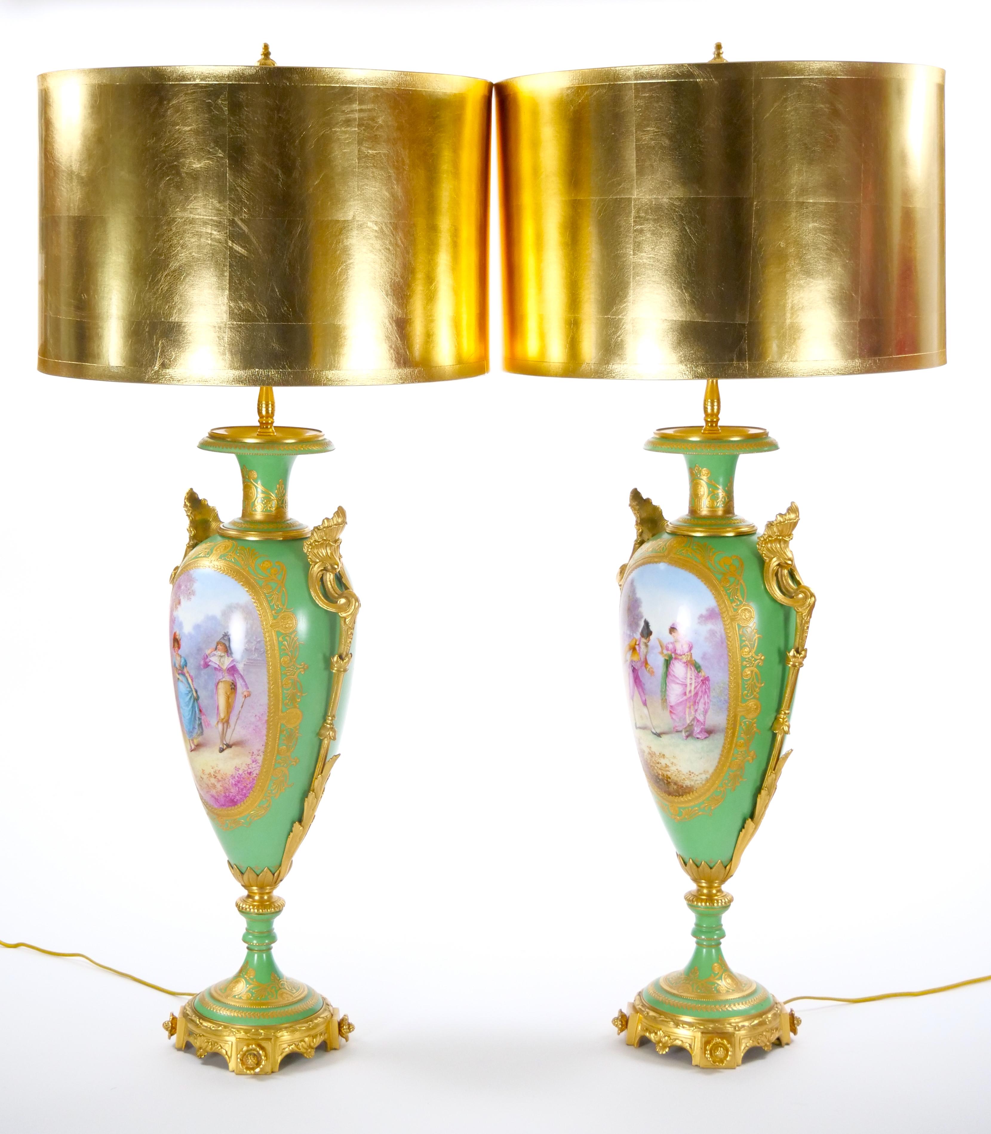 Cette exquise paire de lampes de table en porcelaine de Sèvres du XIXe siècle, montées en bronze doré, témoigne de la finesse de l'artisanat et de l'art de l'époque. Chaque lampe présente un vase en porcelaine en forme d'urne sur fond vert foncé,