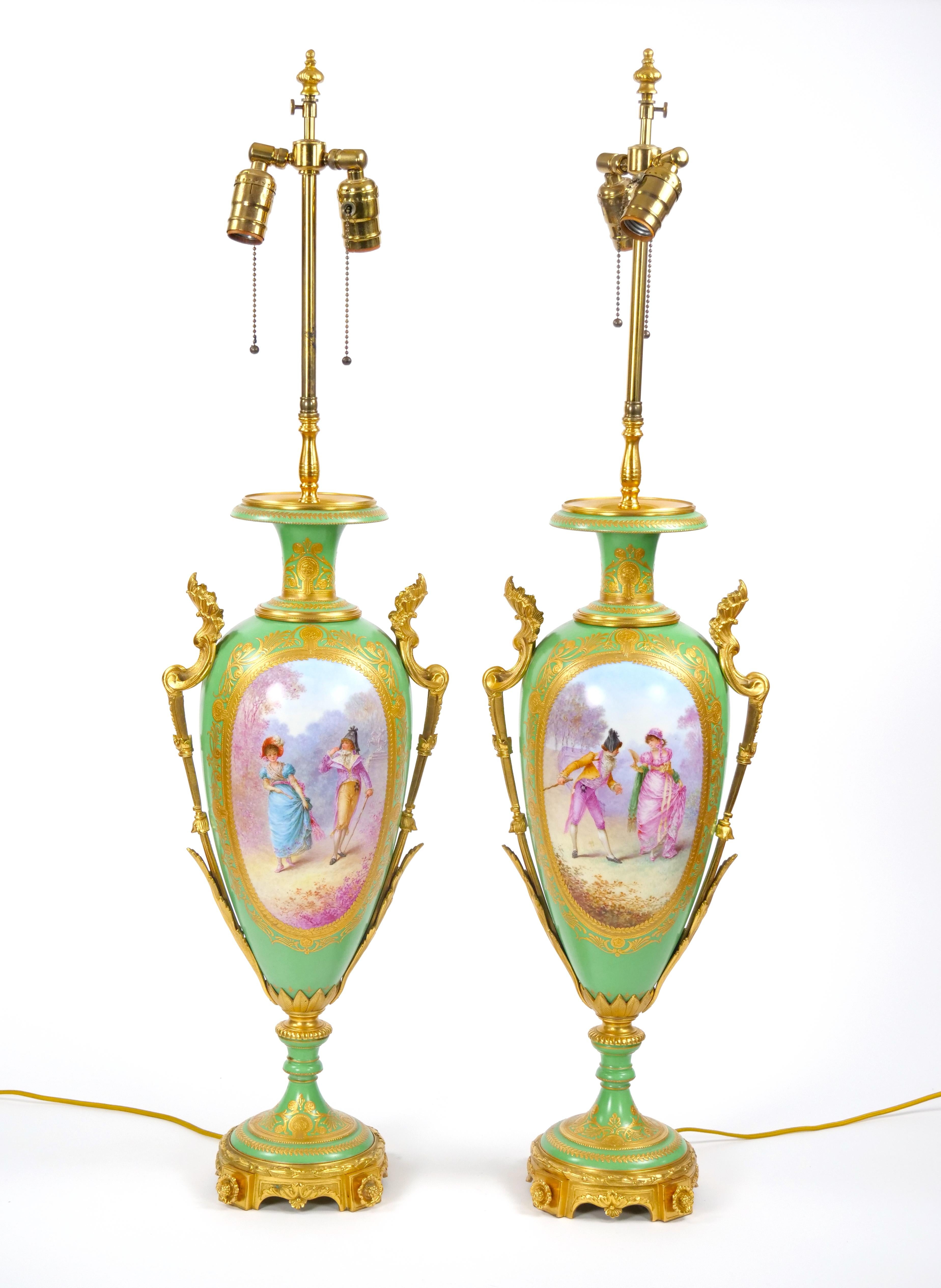 Louis XVI Lampes de table en porcelaine de Sèvres du 19e siècle, montées sur bronze doré et ormolu en vente