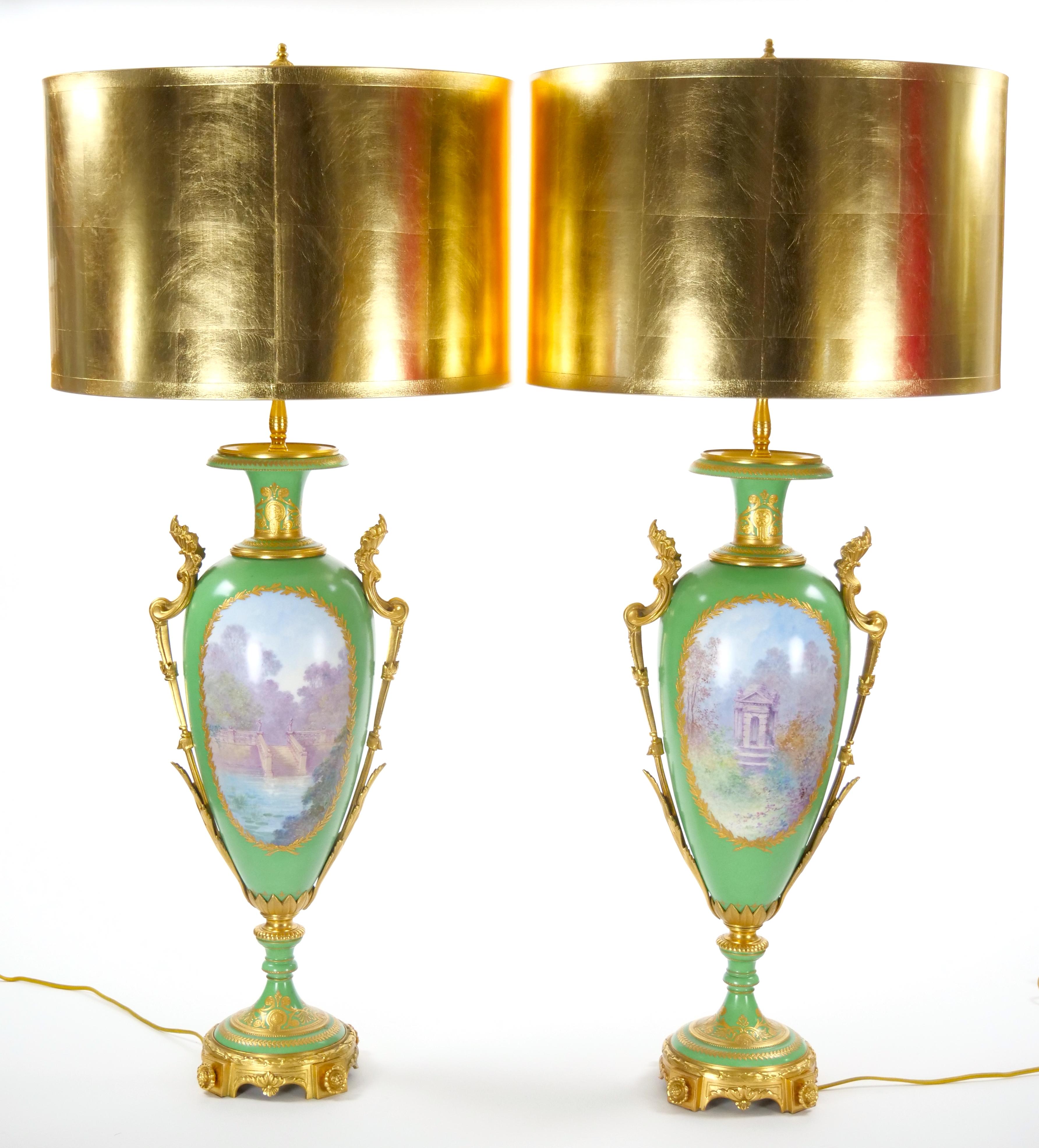 Français Lampes de table en porcelaine de Sèvres du 19e siècle, montées sur bronze doré et ormolu en vente