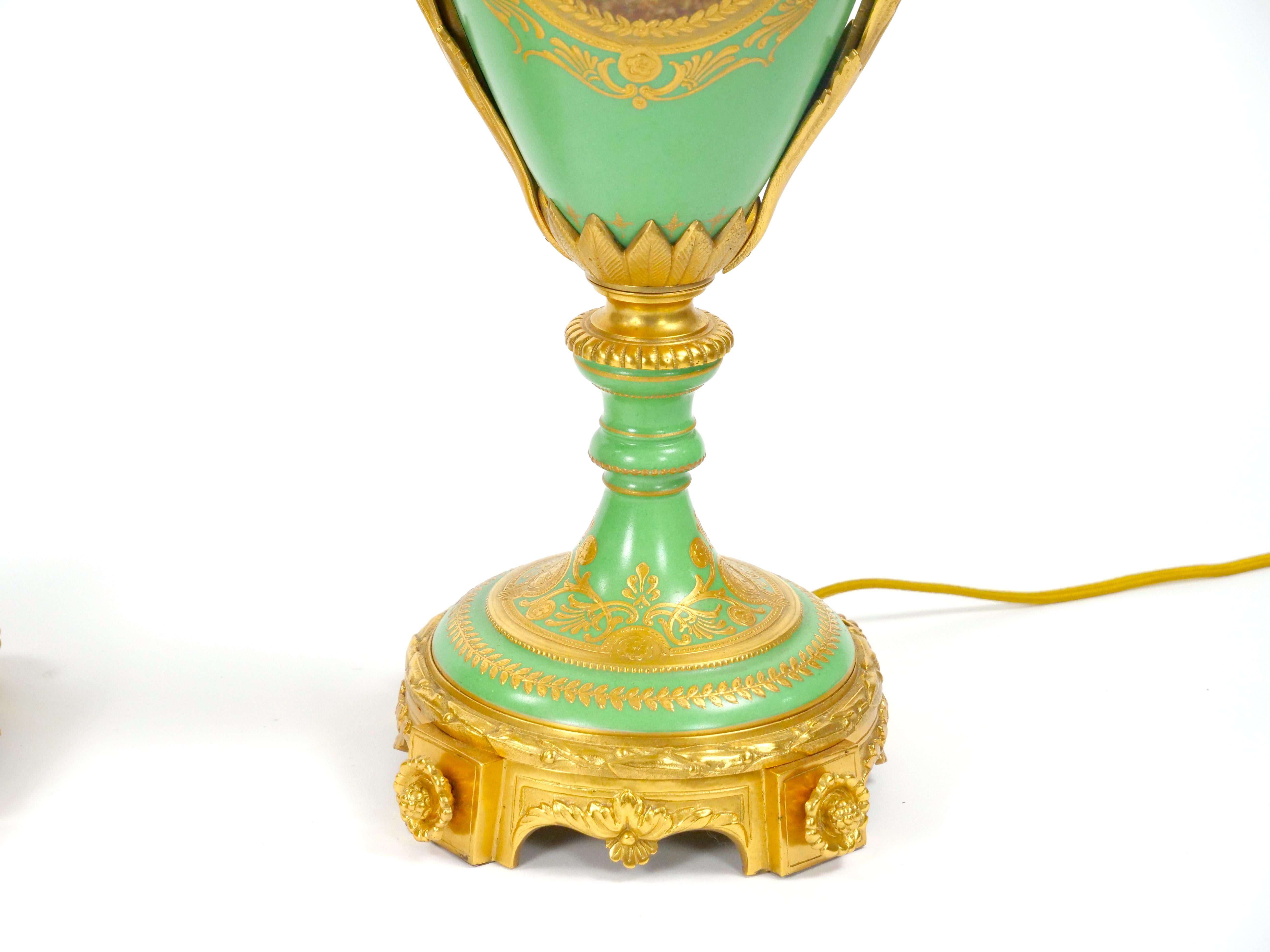 Doré Lampes de table en porcelaine de Sèvres du 19e siècle, montées sur bronze doré et ormolu en vente