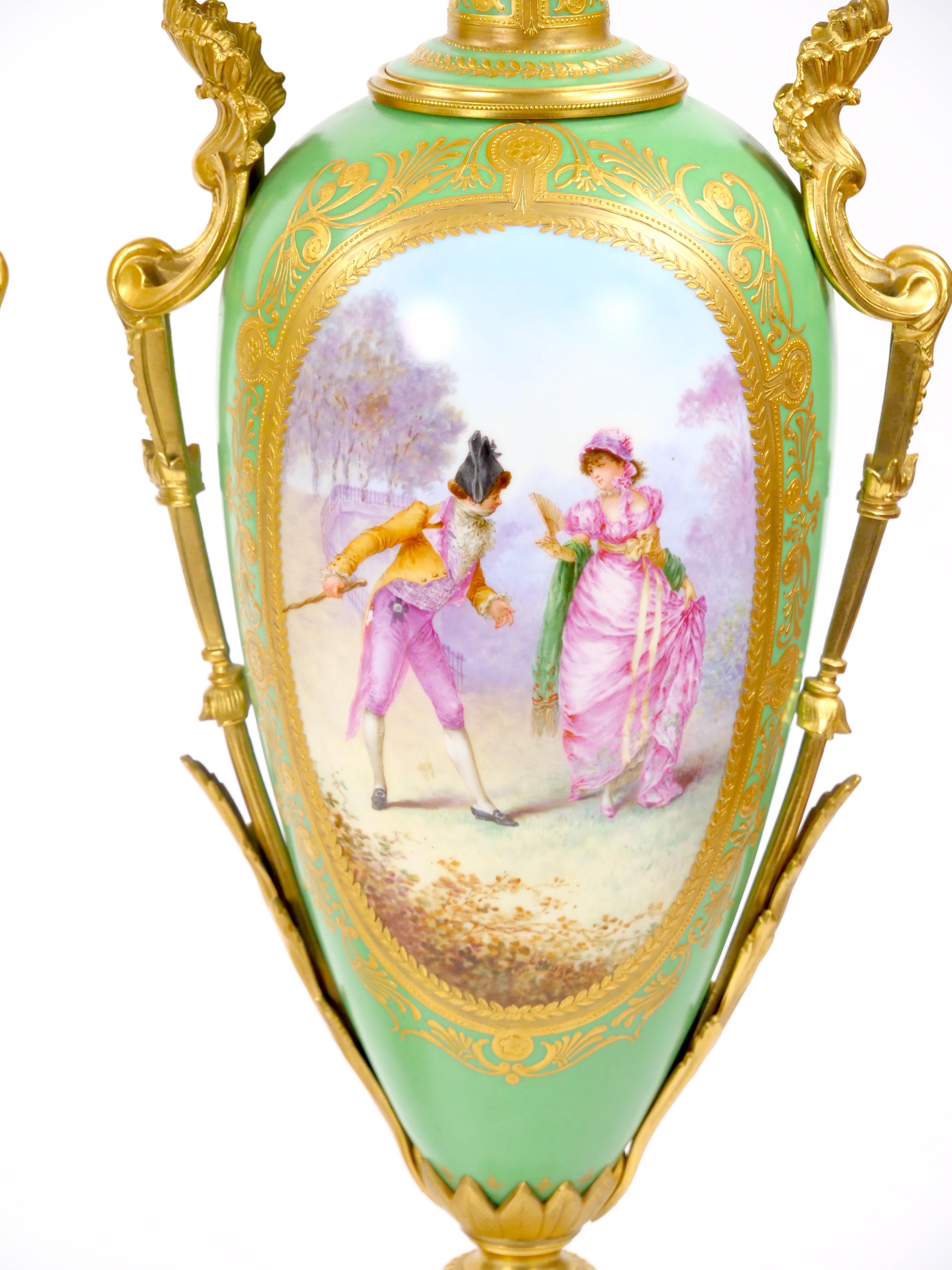 Milieu du XIXe siècle Lampes de table en porcelaine de Sèvres du 19e siècle, montées sur bronze doré et ormolu en vente