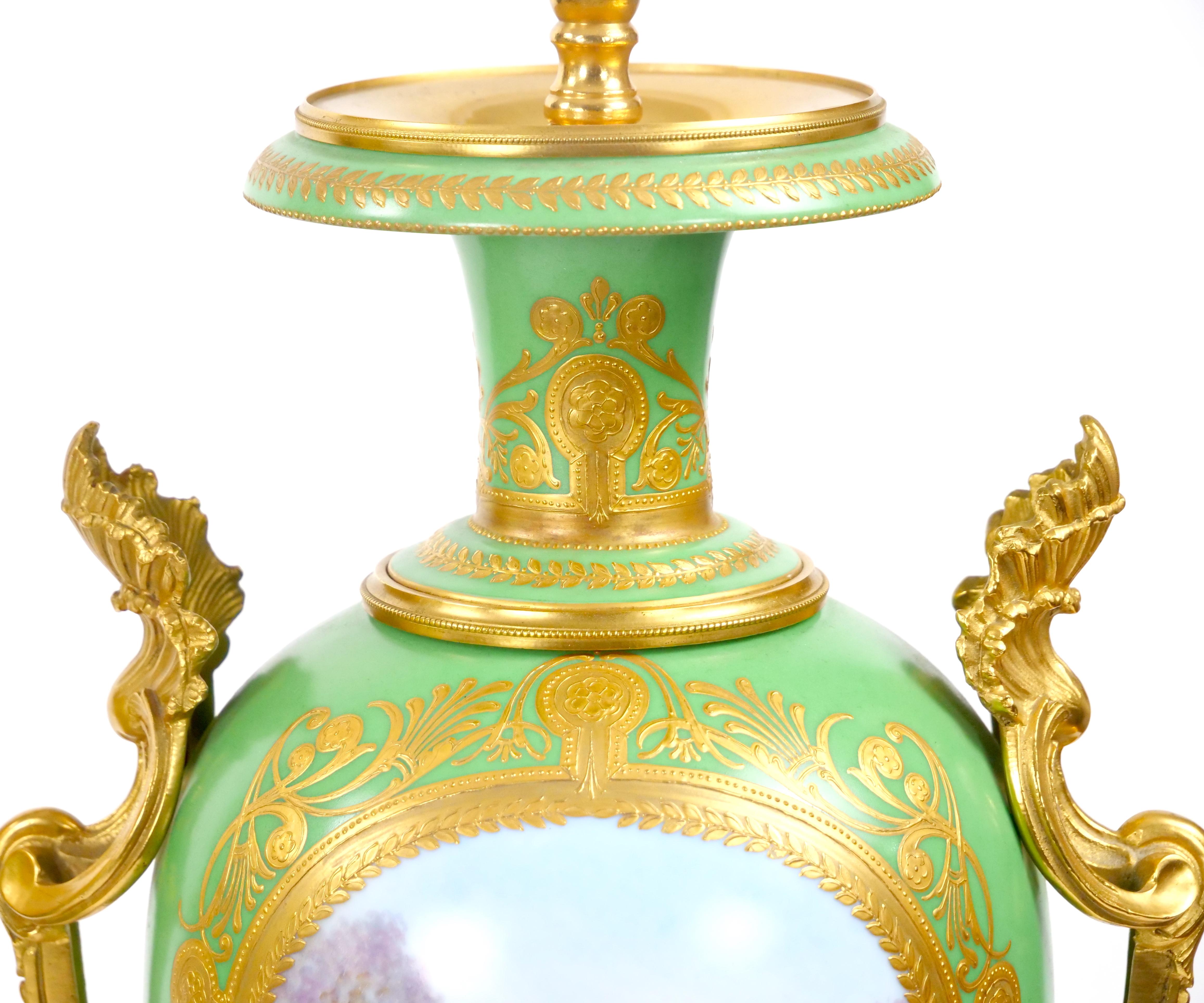 Bronze Lampes de table en porcelaine de Sèvres du 19e siècle, montées sur bronze doré et ormolu en vente