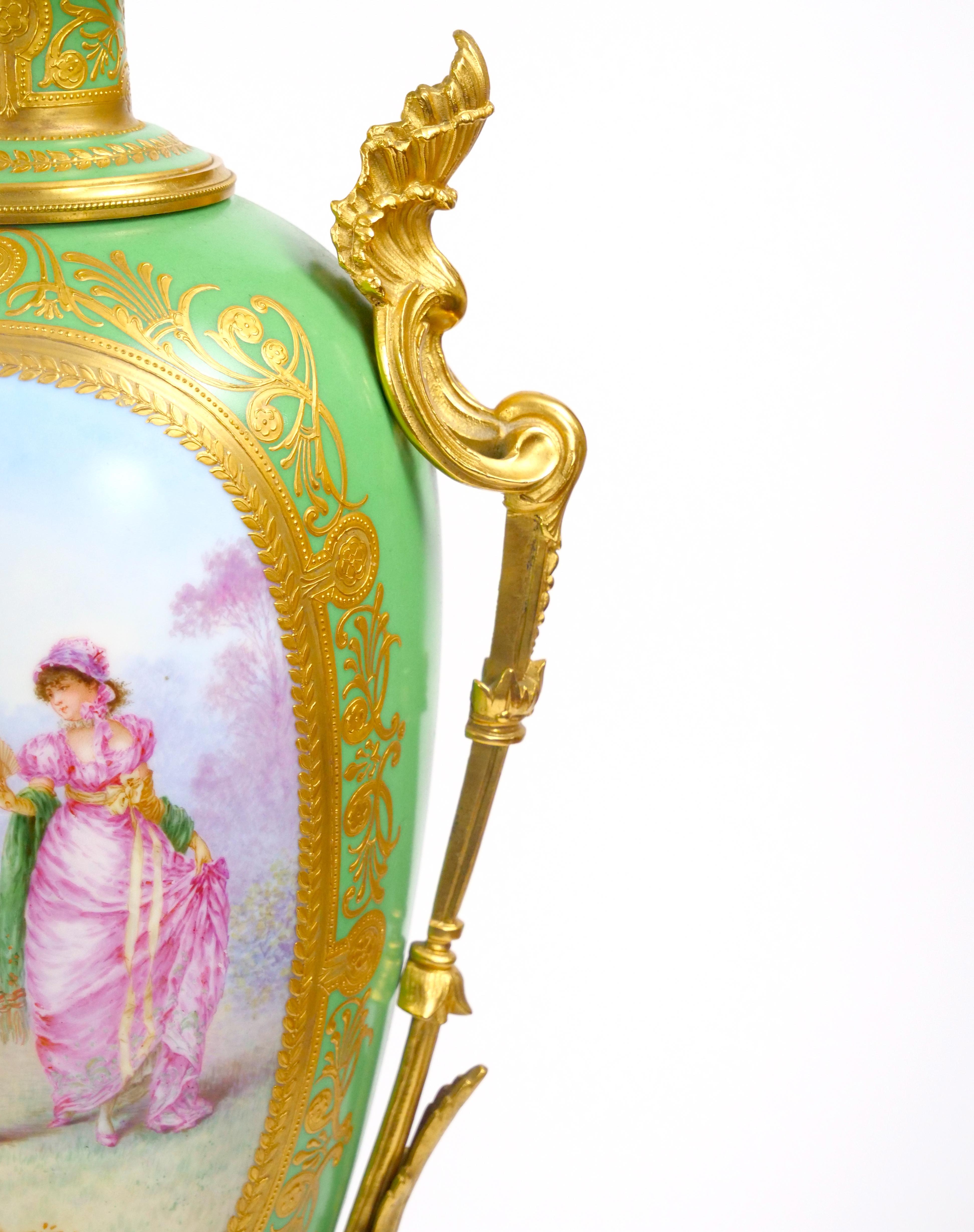 Lampes de table en porcelaine de Sèvres du 19e siècle, montées sur bronze doré et ormolu en vente 1