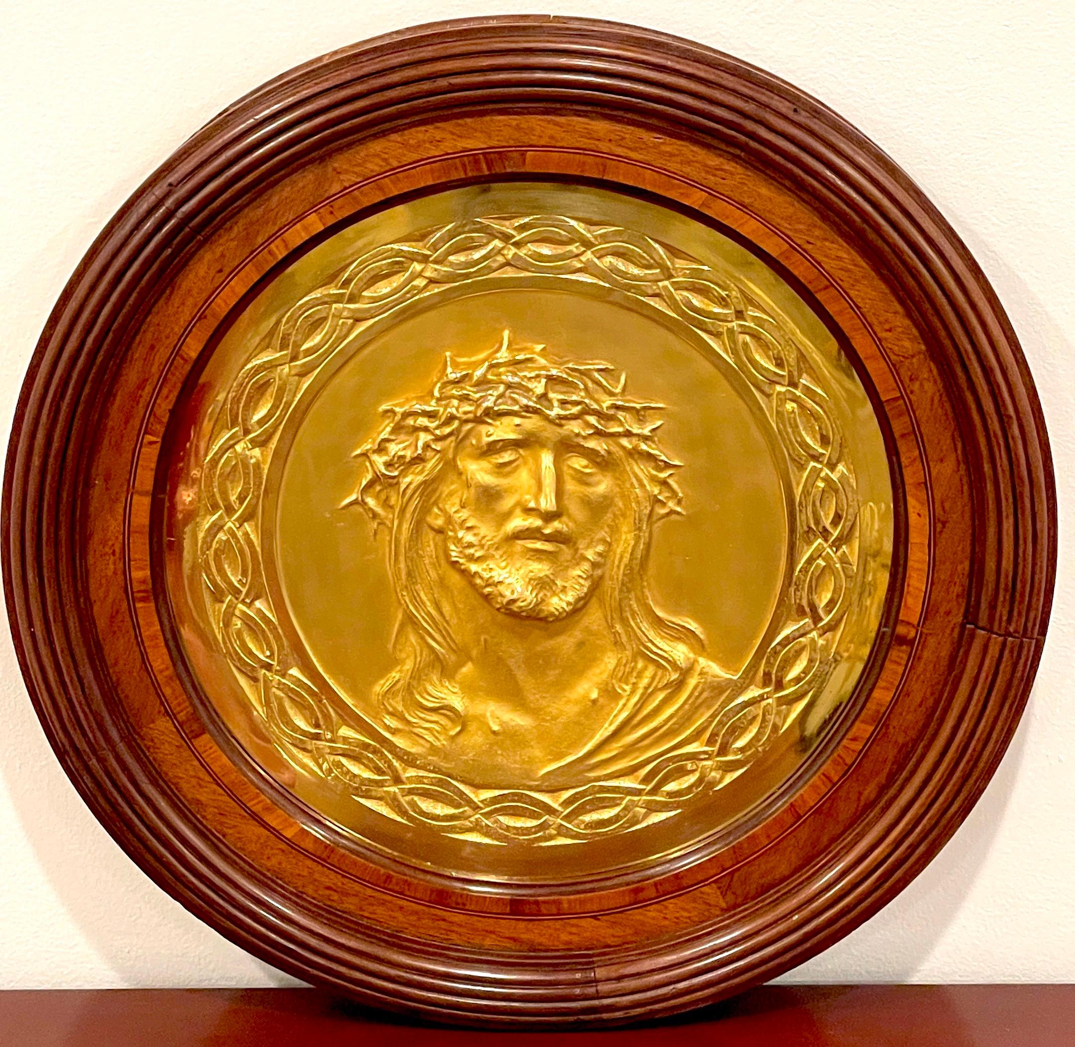 Plaque de portrait en bronze doré de Jésus avec couronne d'épines, 19e siècle, France 
France, vers 1890

De forme circulaire, ce portrait finement moulé représente Jésus avec la couronne d'épines placée sur sa tête pendant les événements qui ont