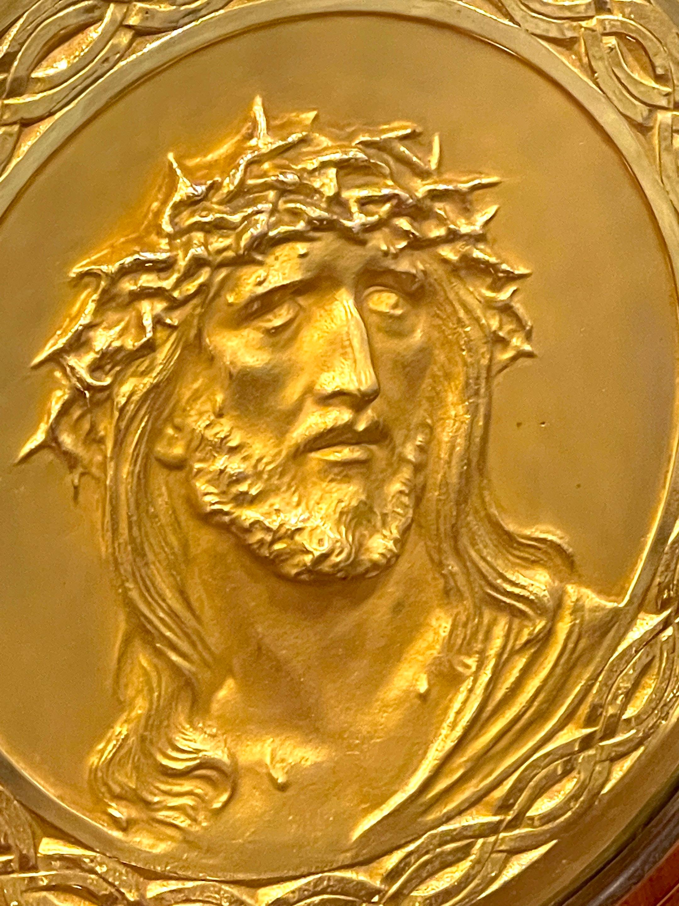 Französische vergoldete Bronzeporträtplakette von Jesus mit Krone der Thornen aus dem 19. Jahrhundert im Zustand „Gut“ im Angebot in West Palm Beach, FL