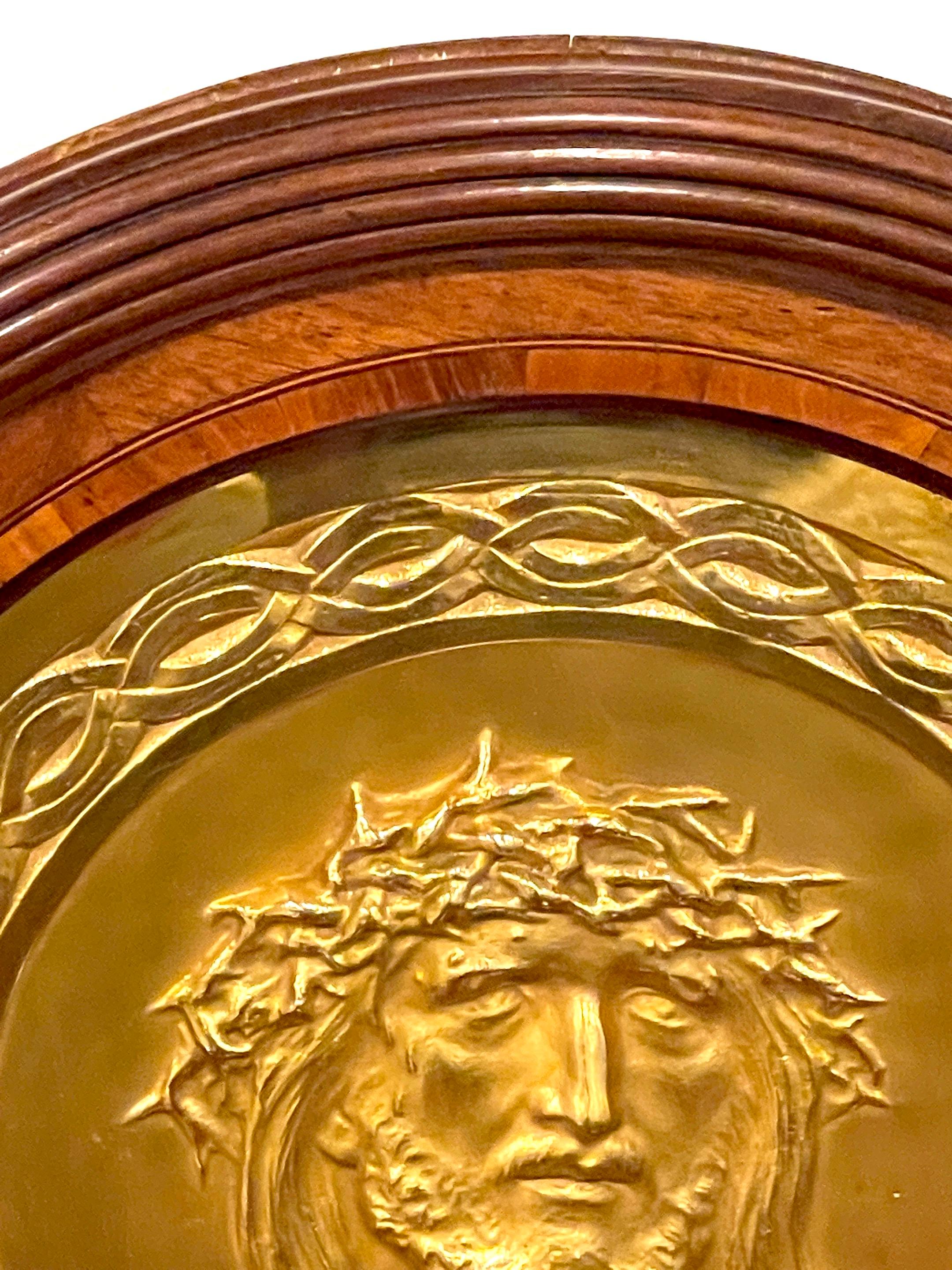 Plaque française du 19ème siècle en bronze doré représentant Jésus avec une couronne de trônes Bon état - En vente à West Palm Beach, FL