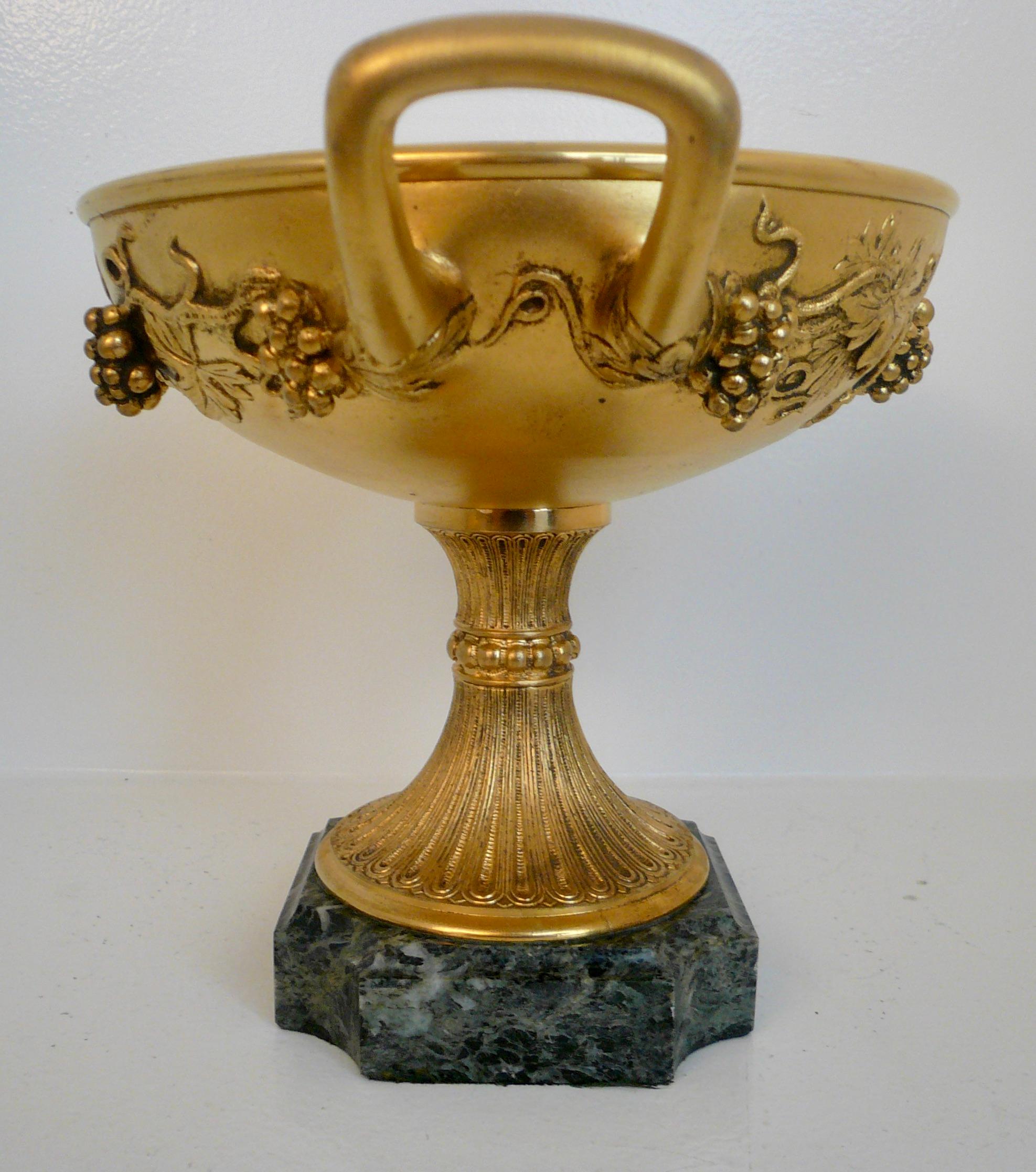 Französische Kompottschale aus vergoldeter Bronze in Urnenform, Barbedienne zugeschrieben, 19. Jahrhundert (Vergoldet) im Angebot