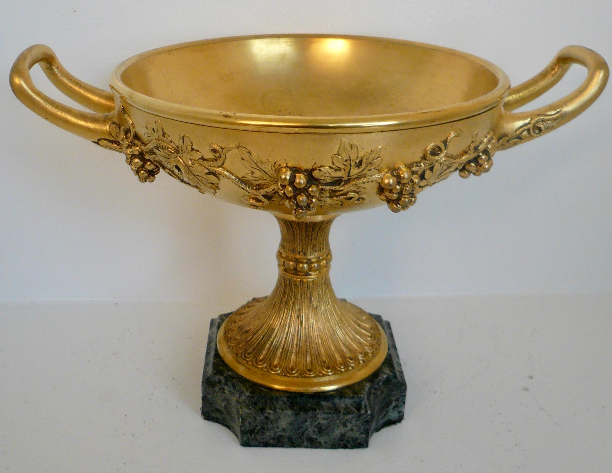 Französische Kompottschale aus vergoldeter Bronze in Urnenform, Barbedienne zugeschrieben, 19. Jahrhundert im Zustand „Gut“ im Angebot in Pittsburgh, PA