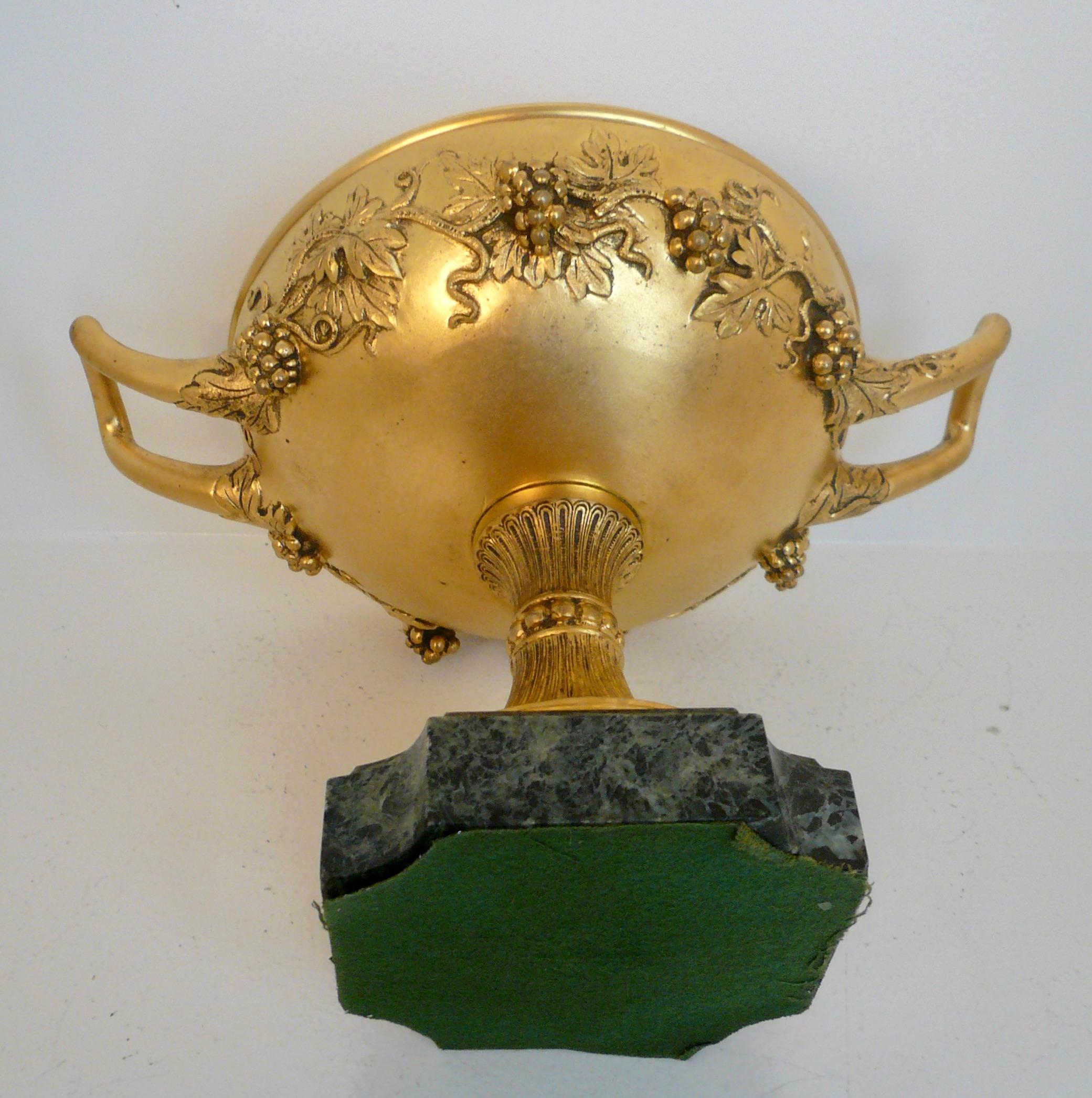 Französische Kompottschale aus vergoldeter Bronze in Urnenform, Barbedienne zugeschrieben, 19. Jahrhundert im Angebot 1