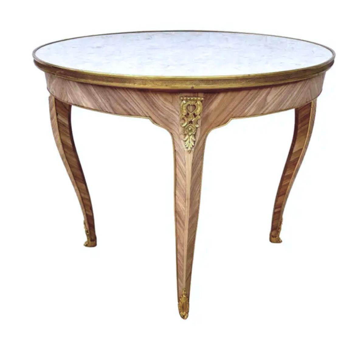 Français Table d'appoint en bronze doré et marbre blanc du 19e siècle, Gueridon en vente