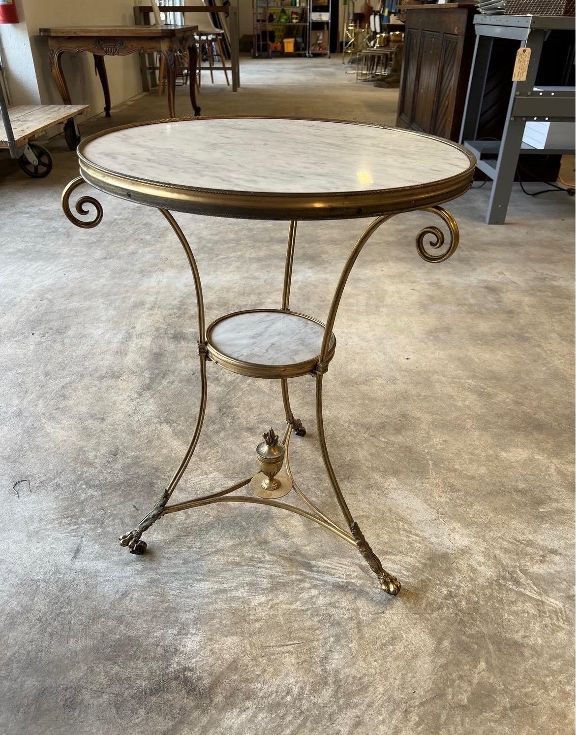 Table à deux niveaux en bronze doré et marbre blanc du 19e siècle, de style français, à Gueridon en vente 6