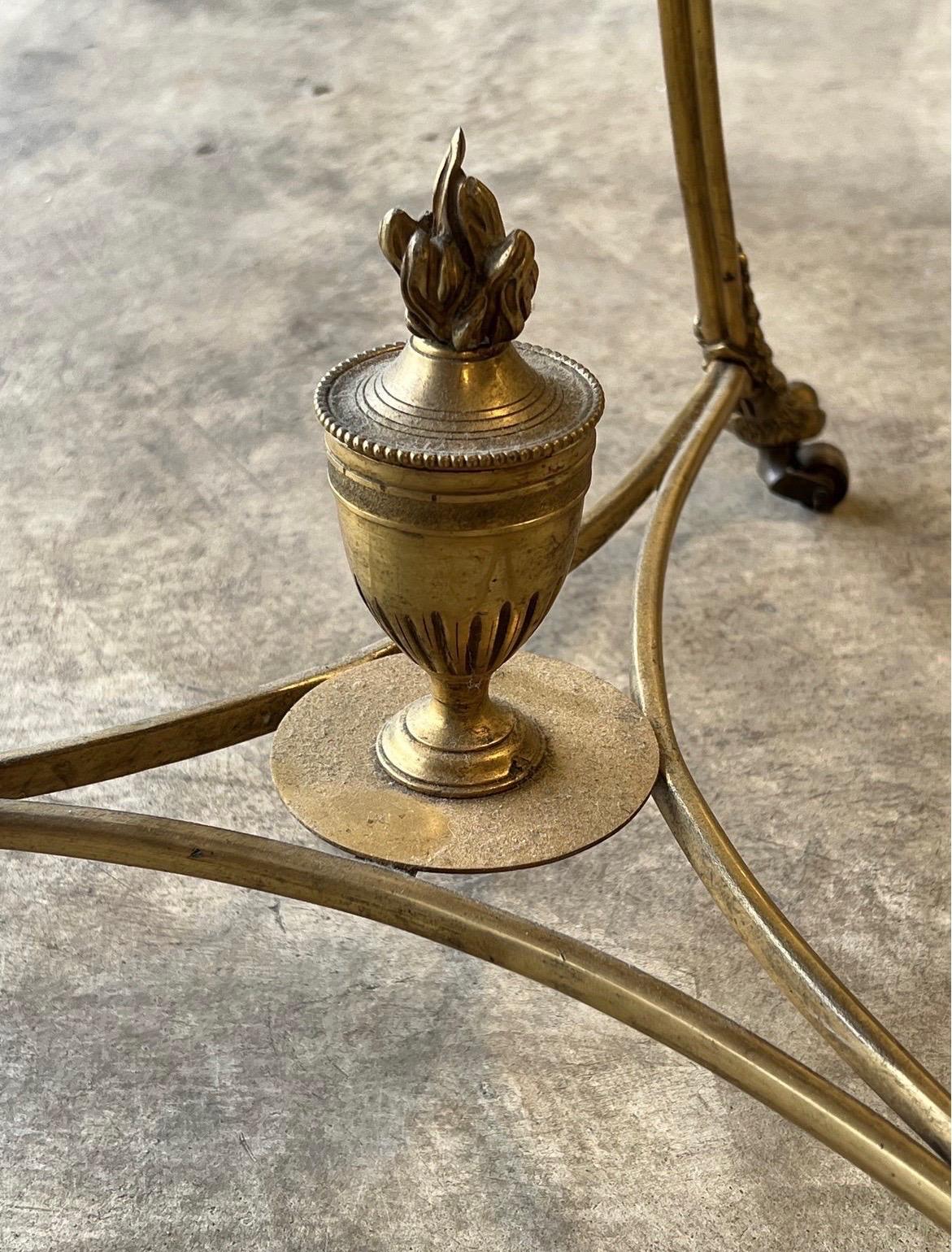 XIXe siècle Table à deux niveaux en bronze doré et marbre blanc du 19e siècle, de style français, à Gueridon en vente