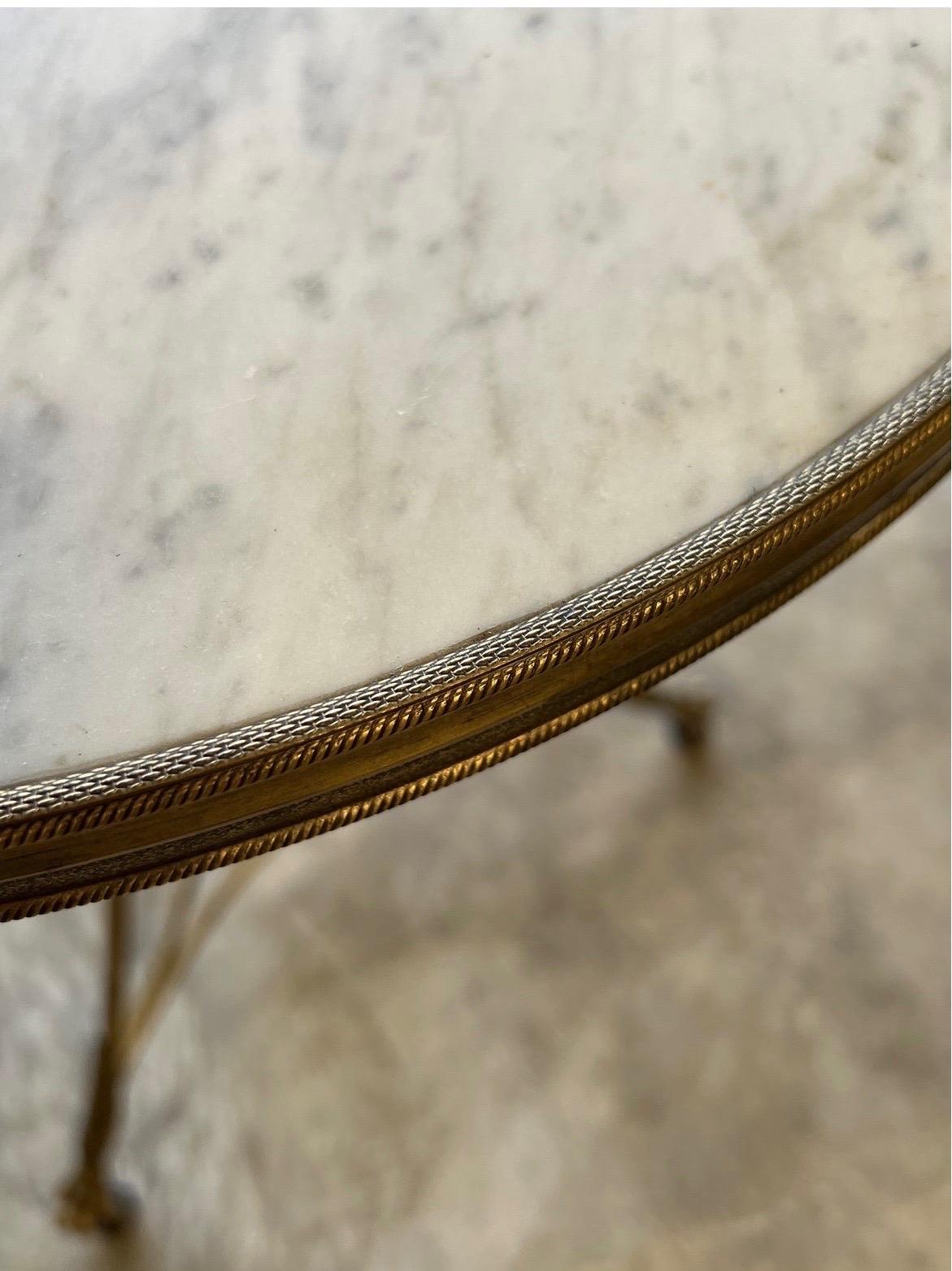 Table à deux niveaux en bronze doré et marbre blanc du 19e siècle, de style français, à Gueridon en vente 4