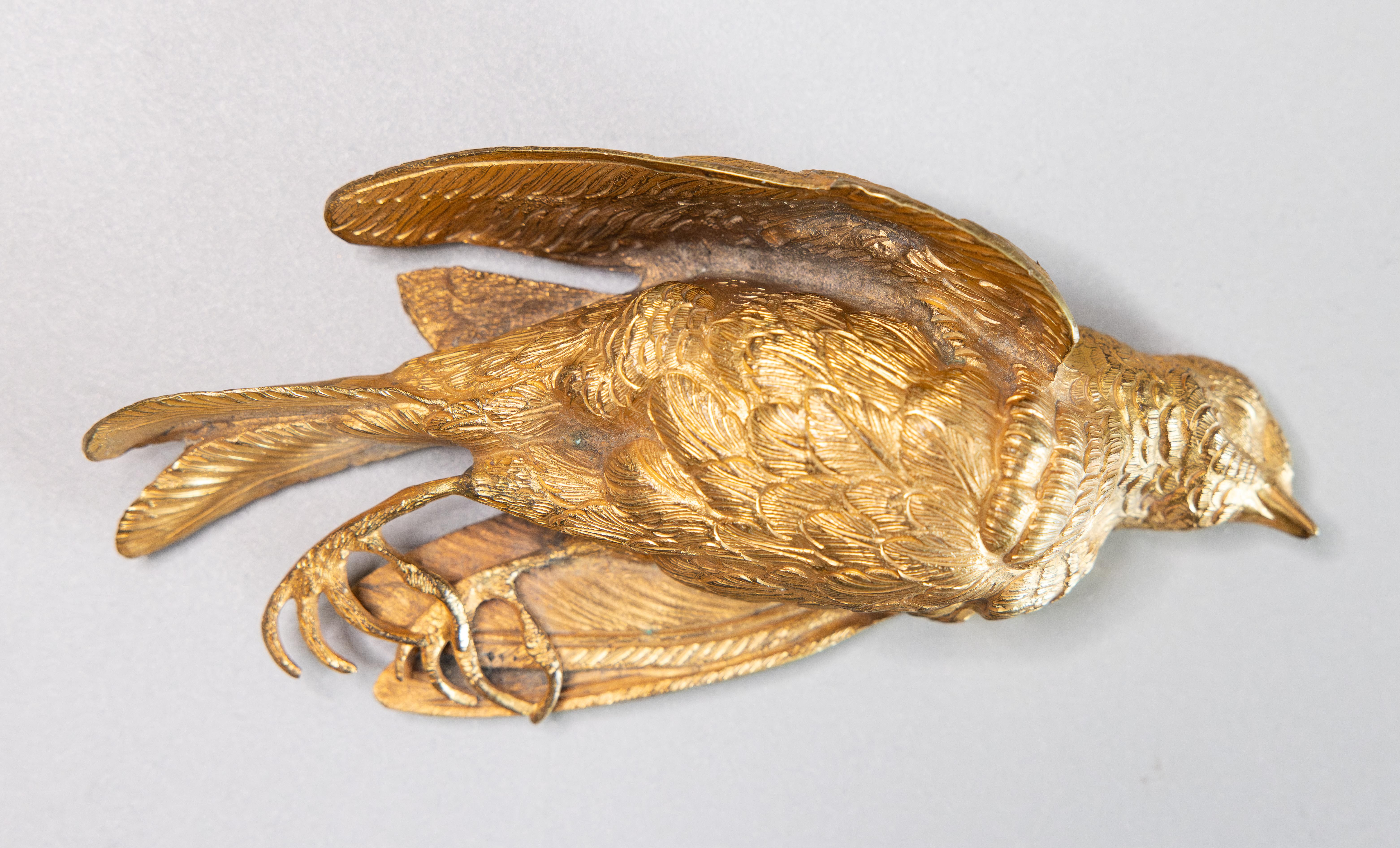 Oiseau blessé en bronze doré du XIXe siècle, d'après Comolera en vente 6
