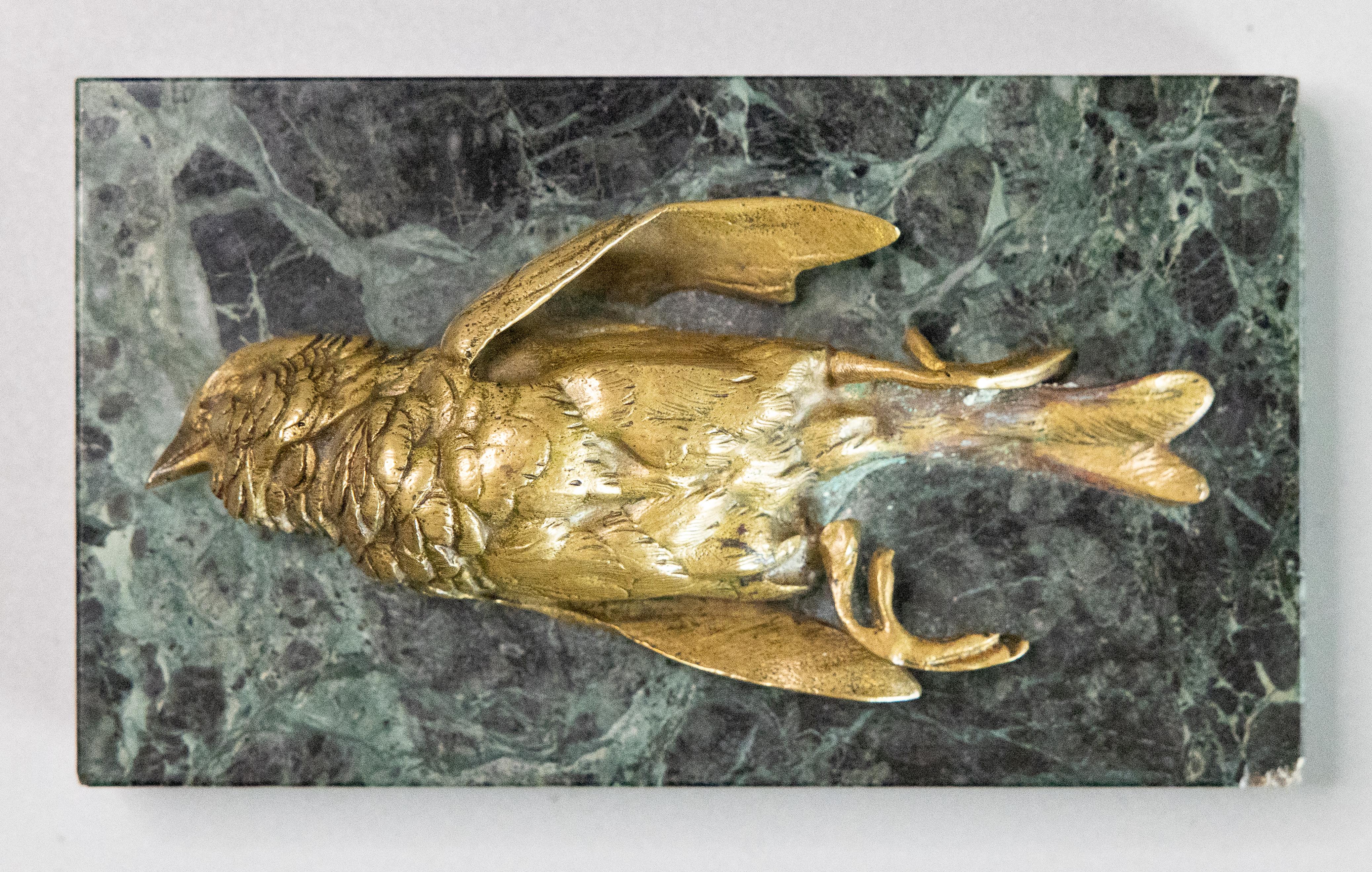 Presse-papier/ trophée de chasse en bronze ciselé et doré, d'après Comolera (1818-1897). Monté sur marbre vert. Provenant d'un collectionneur français. 