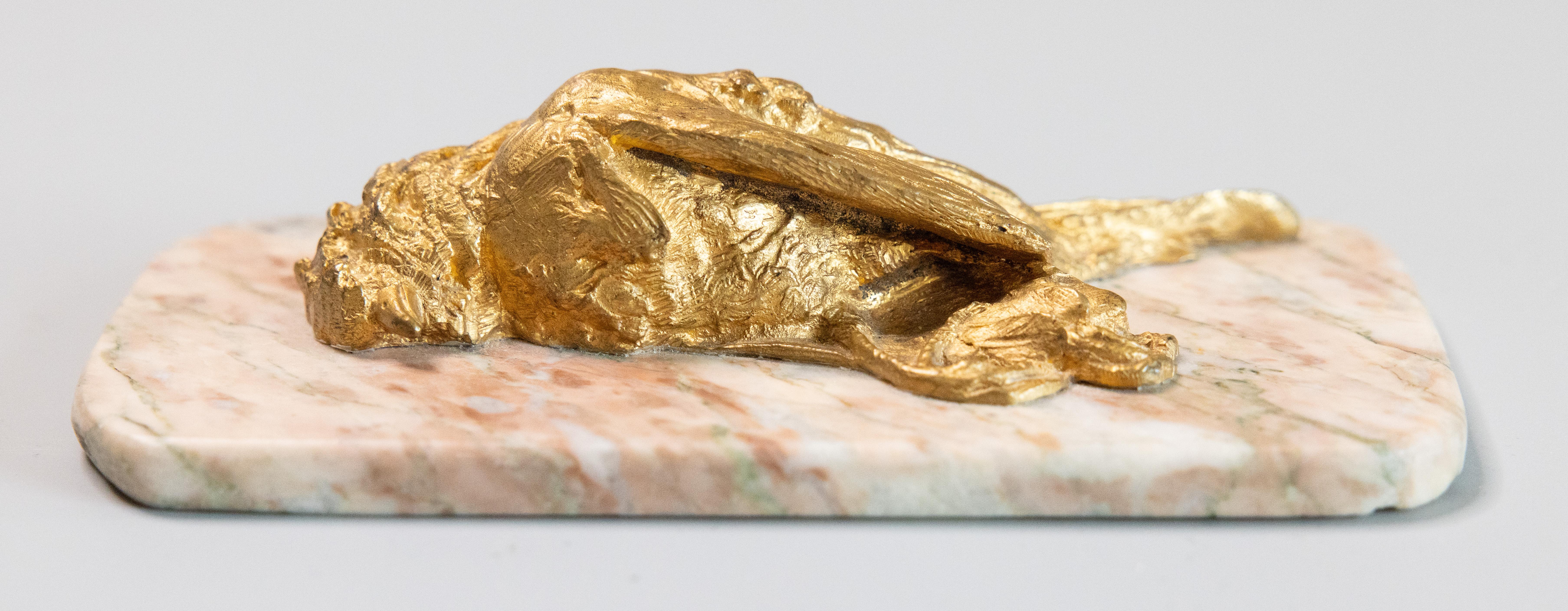Presse-papier/ trophée de chasse en bronze ciselé et doré, d'après Comolera (1818-1897). Monté sur marbre rose. Provenant d'un collectionneur français.
