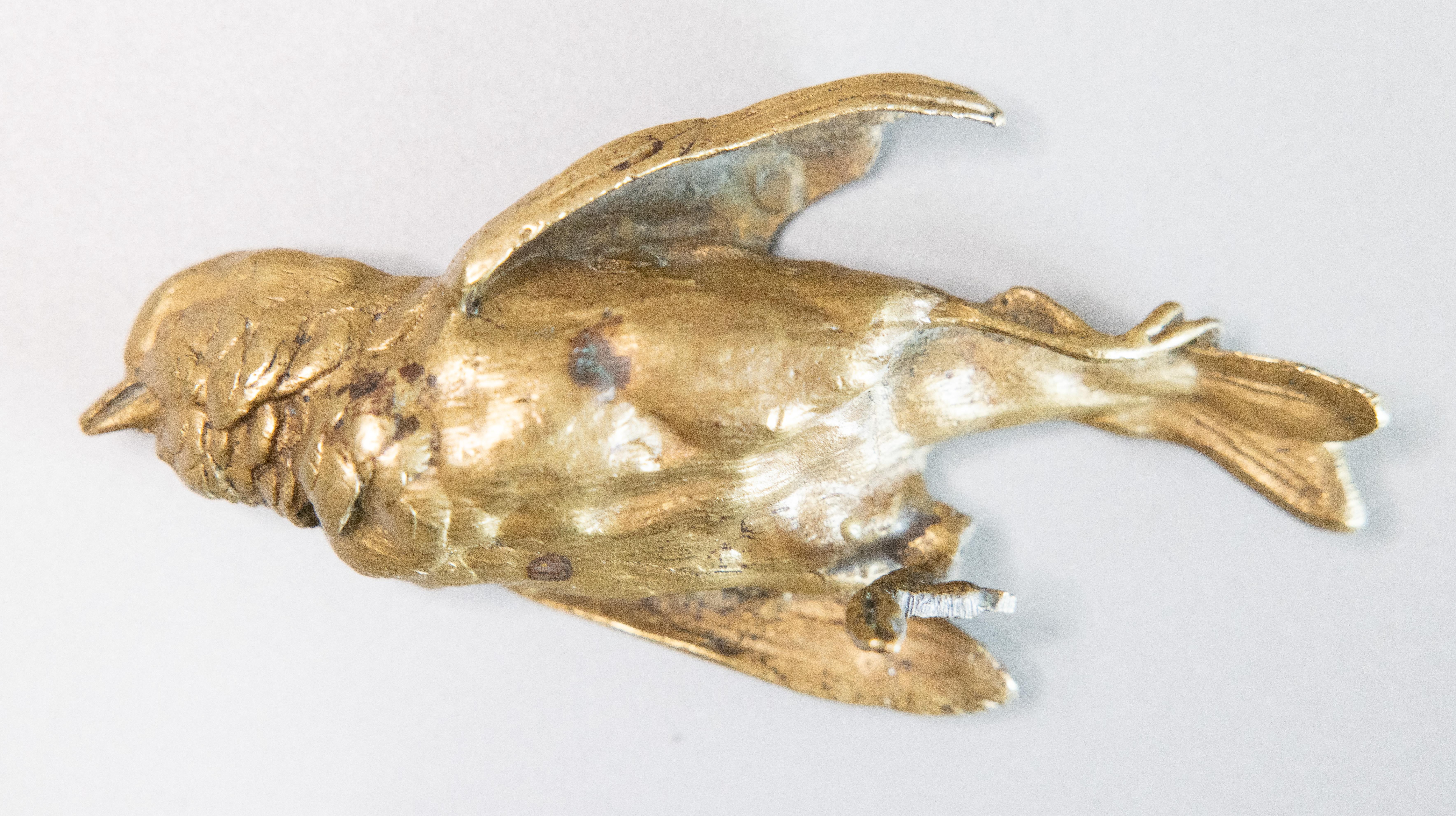 Français Oiseau blessé en bronze doré du XIXe siècle, d'après Comolera en vente