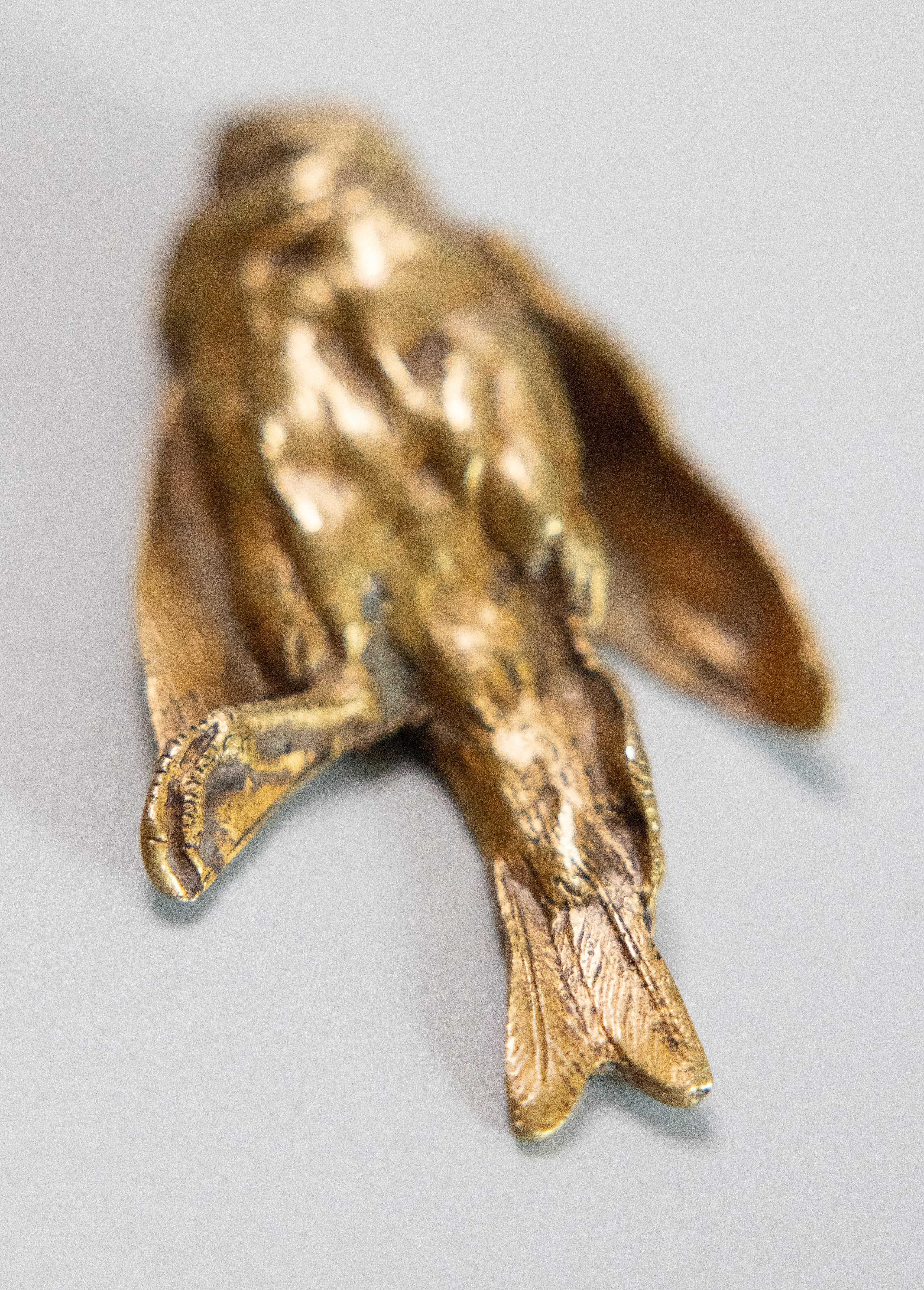 Bronze Oiseau blessé en bronze doré du XIXe siècle, d'après Comolera en vente