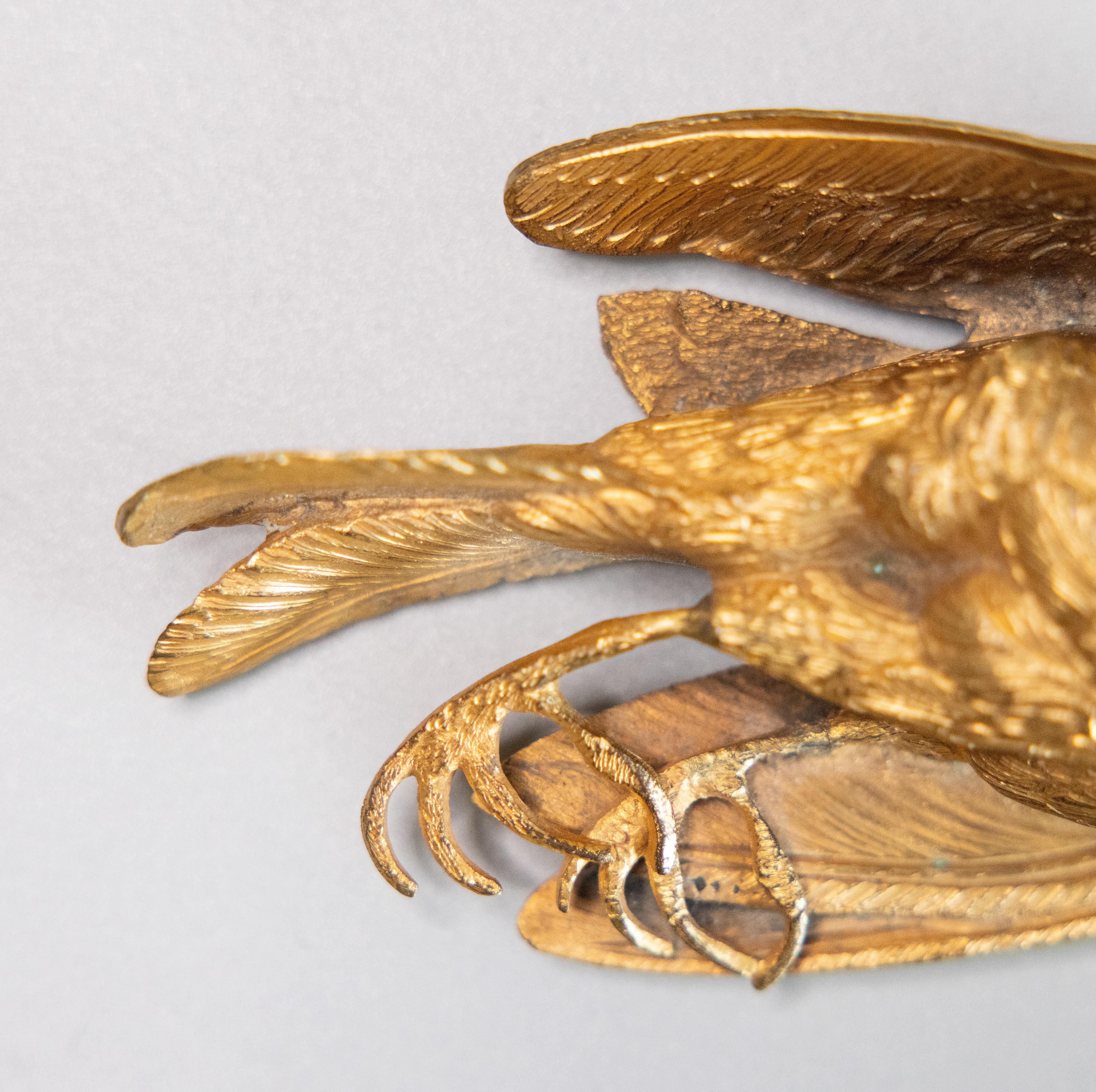Bronze Oiseau blessé en bronze doré du XIXe siècle, d'après Comolera en vente