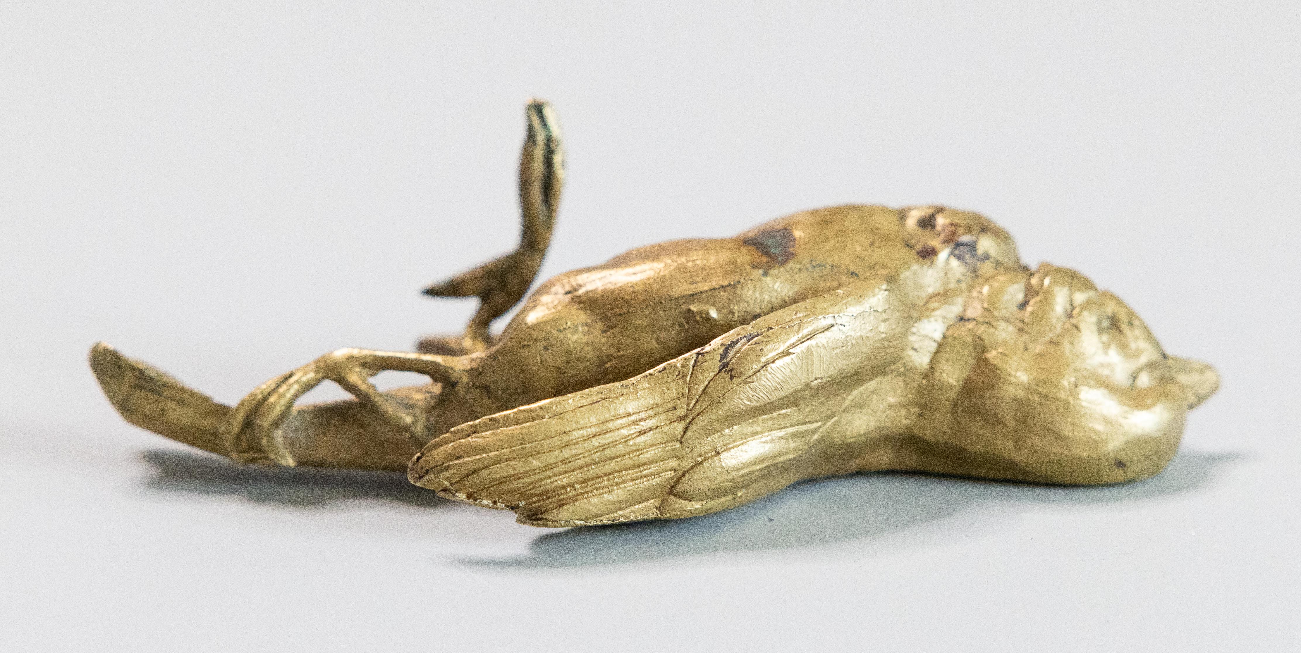 Bronze Oiseau blessé en bronze doré du XIXe siècle, d'après Comolera en vente