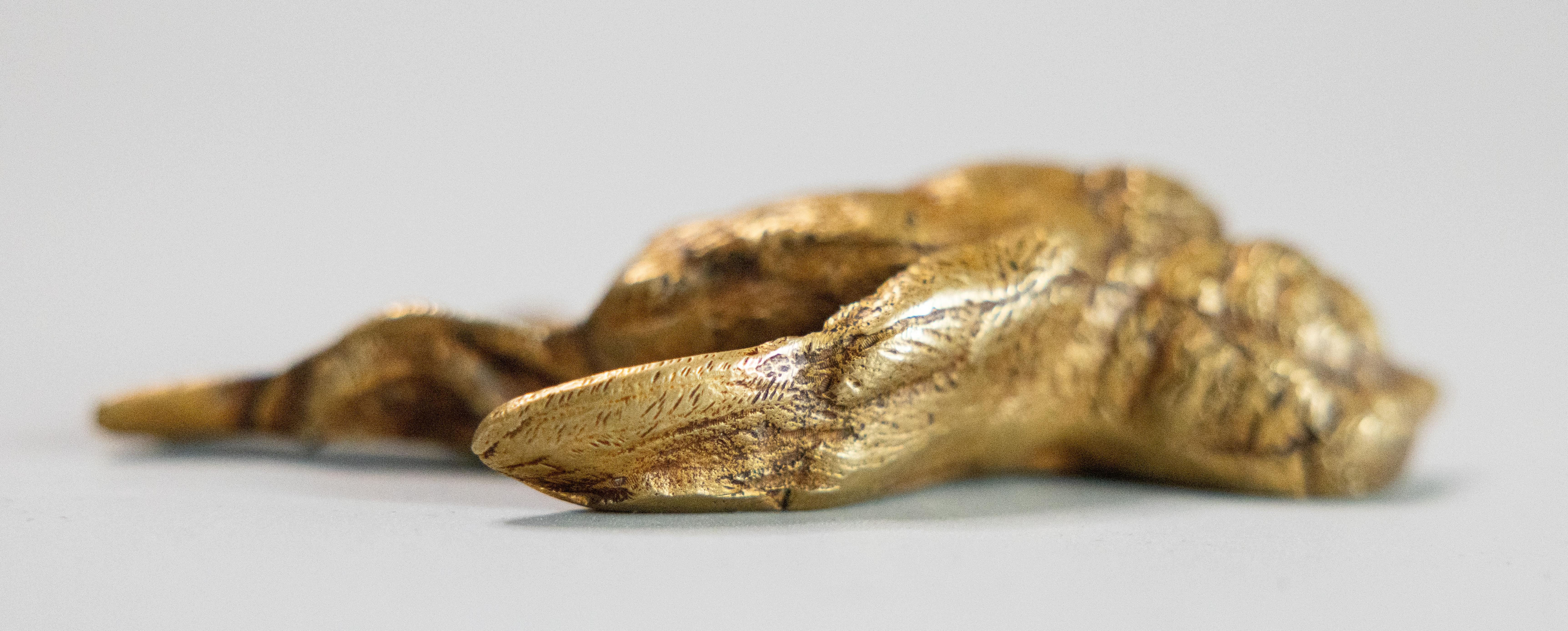 Oiseau blessé en bronze doré du XIXe siècle, d'après Comolera en vente 1