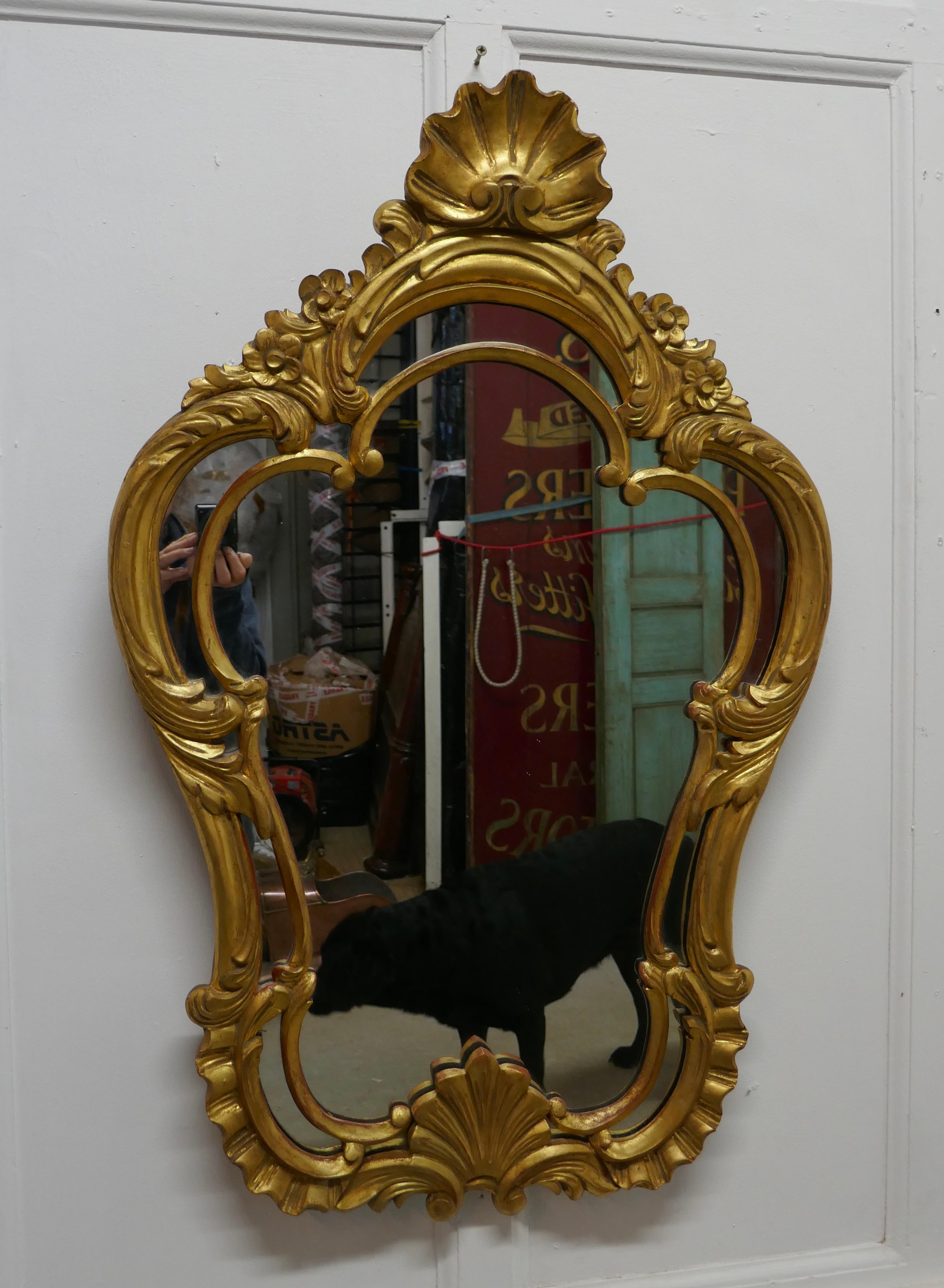 19. Jahrhundert Französisch vergoldet Konsolenspiegel 


Dies ist eine wunderschön dekorative Goldrahmen Spiegel ist es eine ungewöhnliche Form mit vergoldeten Schnitzerei
Der Rahmen ist durchbohrt und geschnitzt mit Scrolls und Muscheln, die
