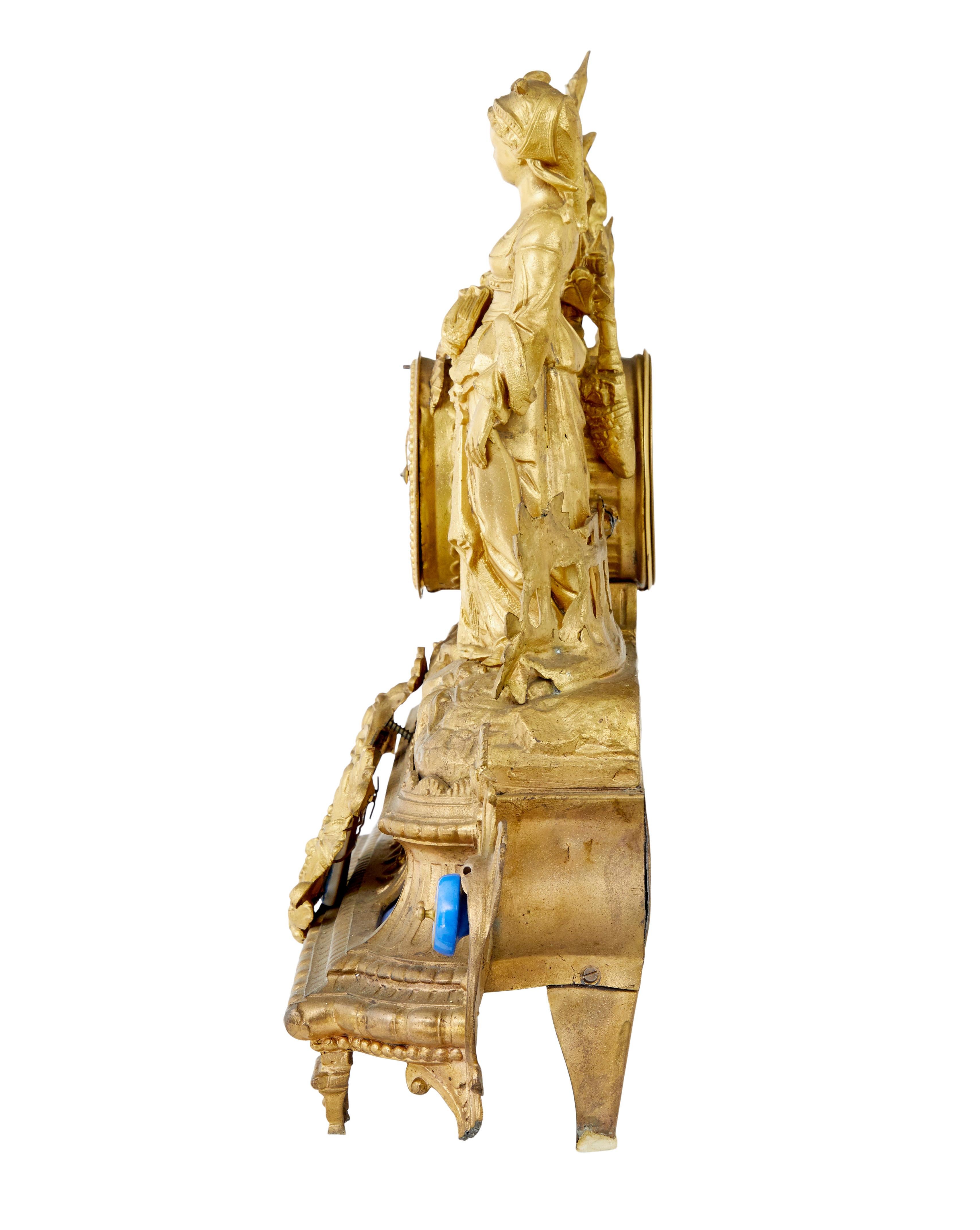 Französische vergoldete Kaminuhr des 19. Jahrhunderts mit Sevres-Plaketten (Gegossen) im Angebot