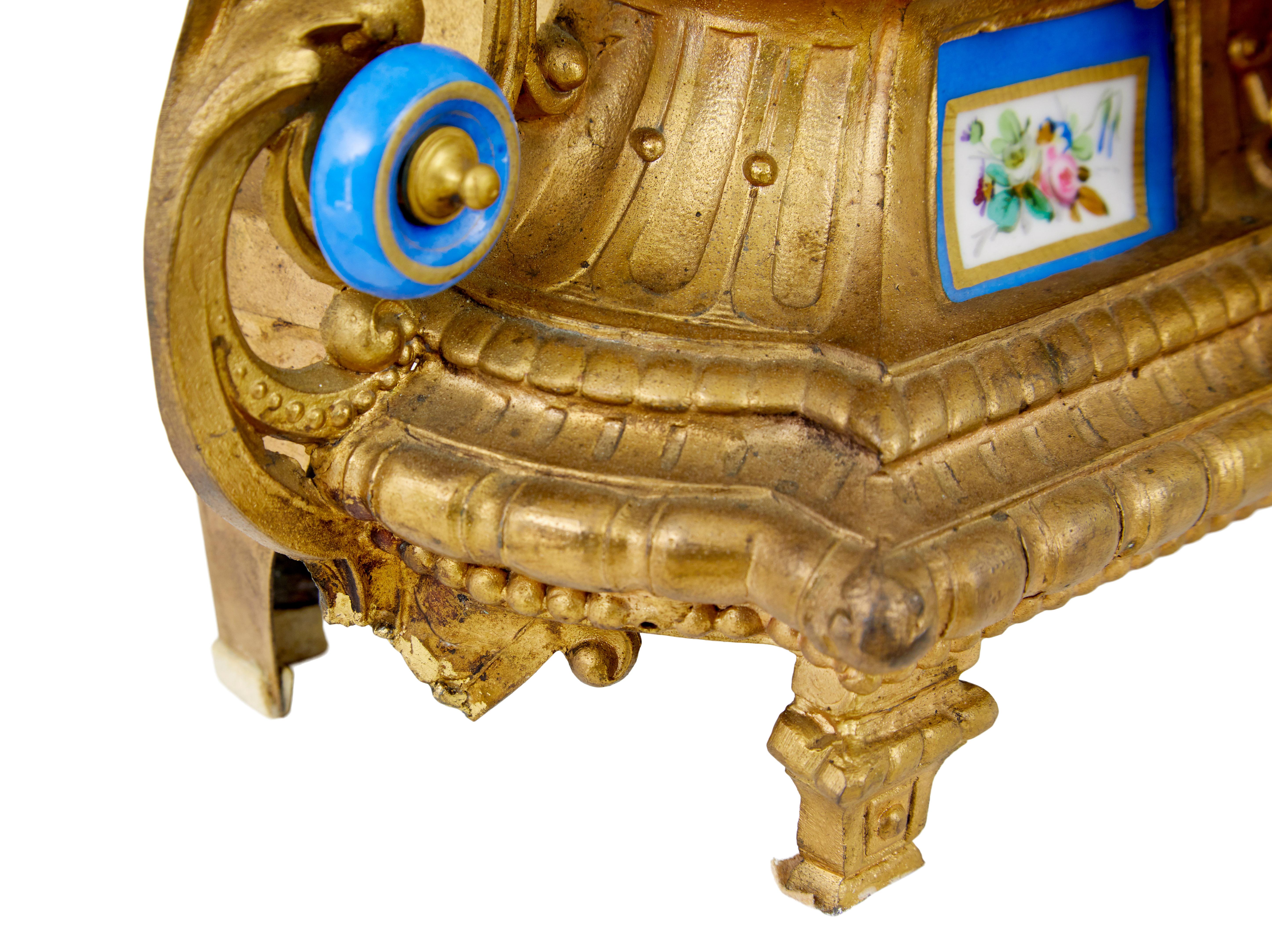 Französische vergoldete Kaminuhr des 19. Jahrhunderts mit Sevres-Plaketten (Emaille) im Angebot