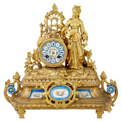 Französische vergoldete Kaminuhr des 19. Jahrhunderts mit Sevres-Plaketten