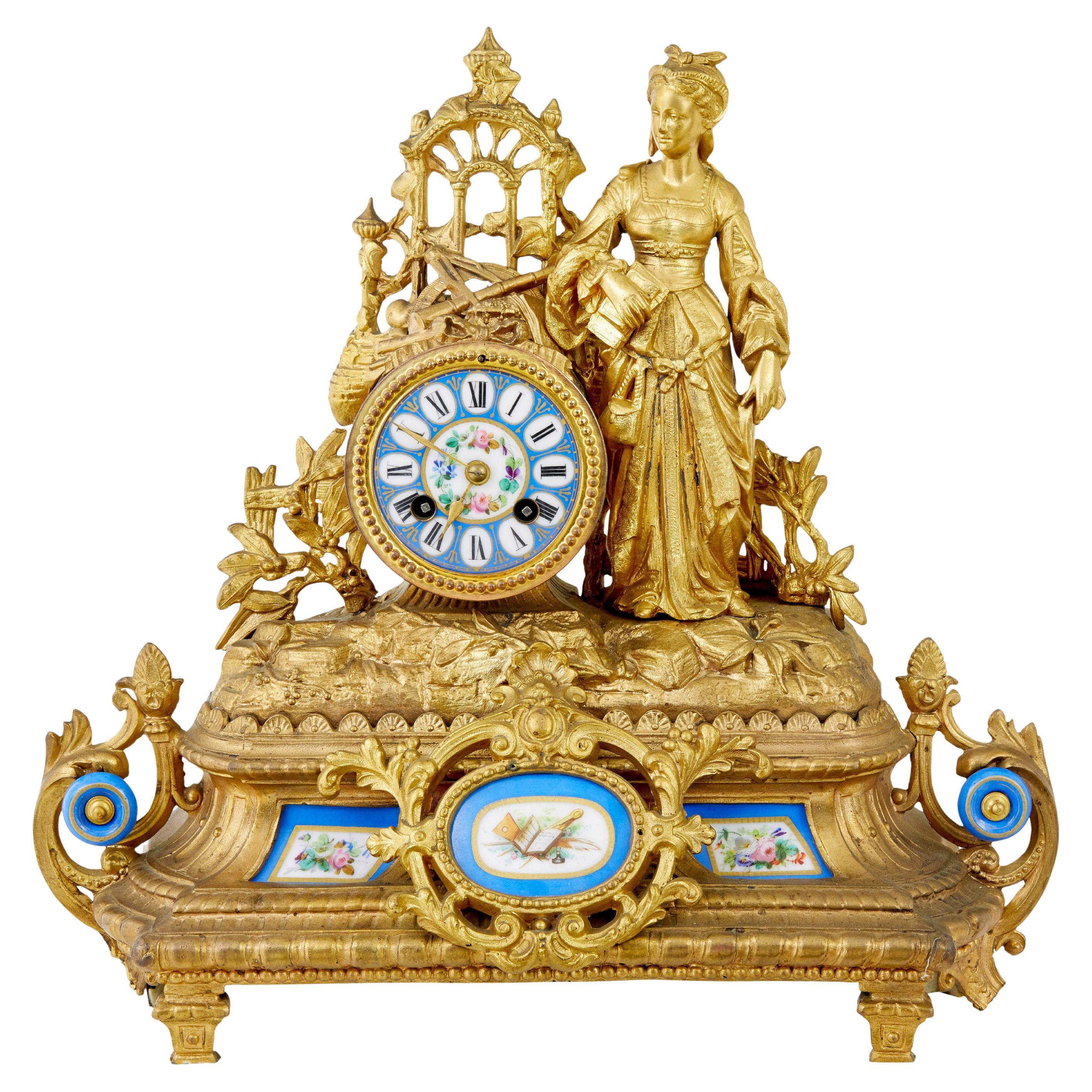 Reloj de chimenea francés dorado del siglo XIX con placas de sevres
