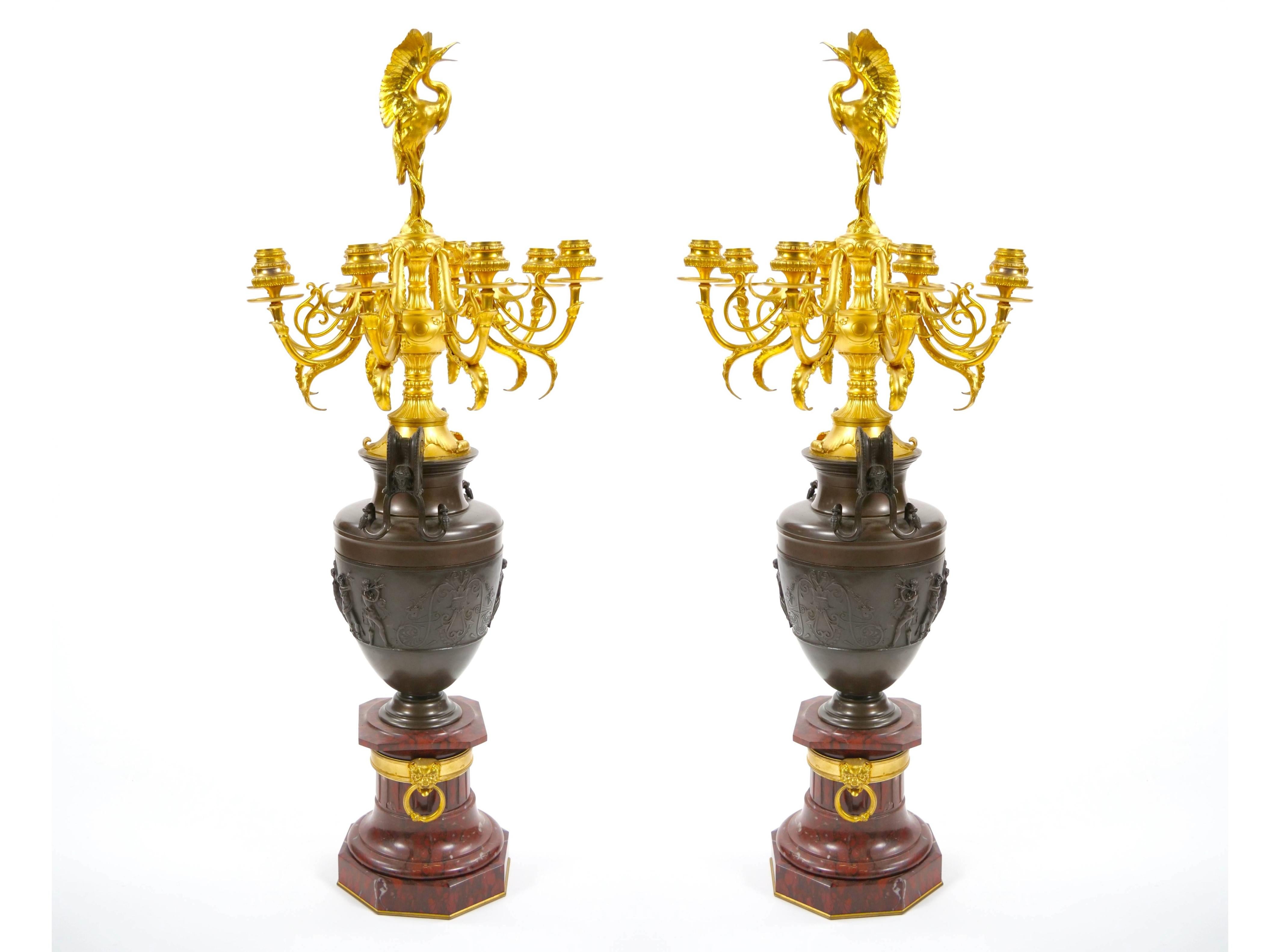 Paire de candélabres néoclassiques français du XIXe siècle en bronze patiné et doré par Ferdinand Barbedienne
Cette magnifique paire de candélabres à huit lumières de style néoclassique français, attribuée à l'estimé Ferdinand Barbedienne,