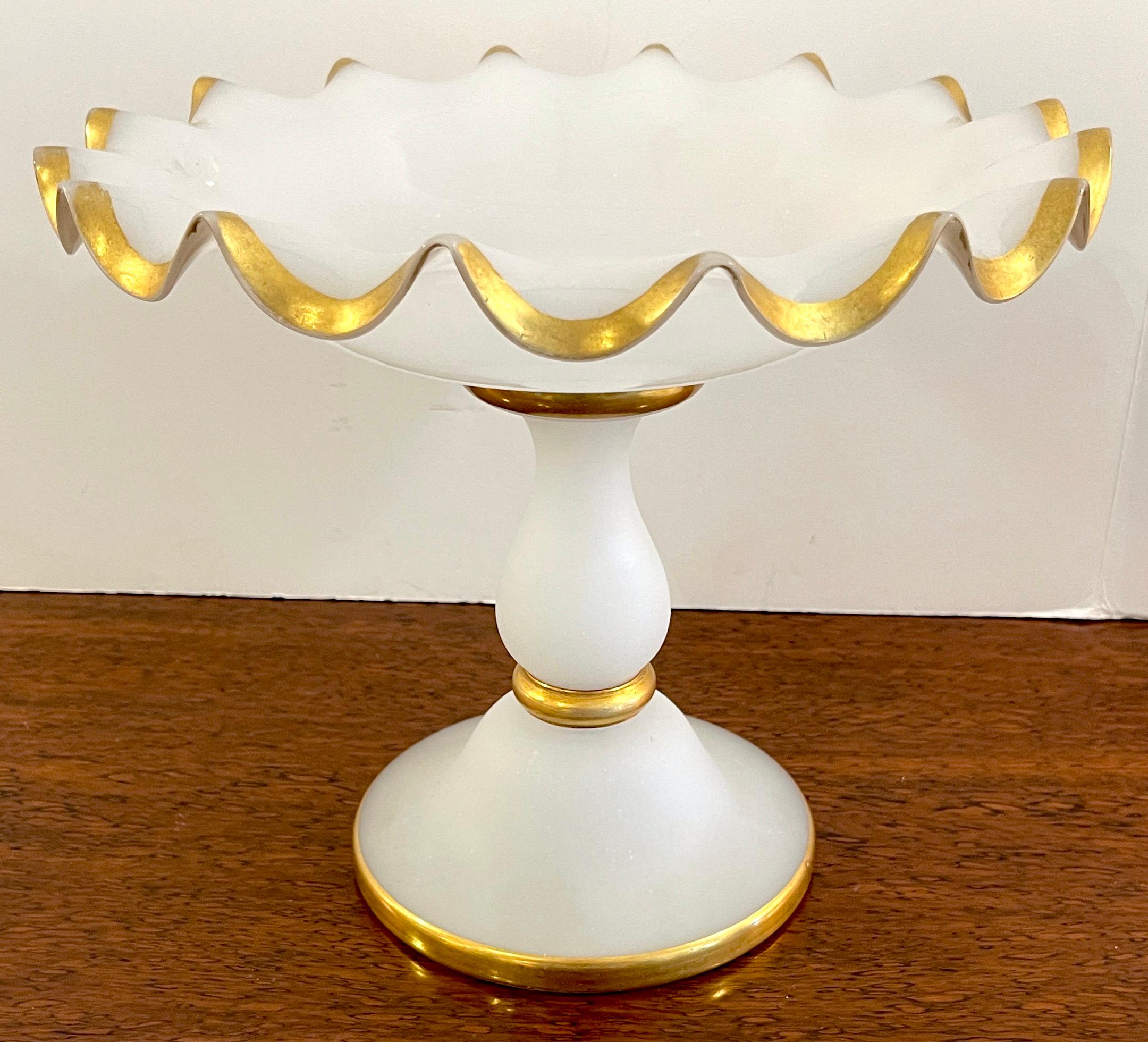 19. Jahrhundert Französisch vergoldet weiß opaline compote/tazza.
Frankreich, um 1880

Ein schönes Beispiel für französisches Opalglas aus dem 19. Jahrhundert, mit einer Opalglasschale mit durchgehendem, gewelltem Goldrand, die sicher auf einem