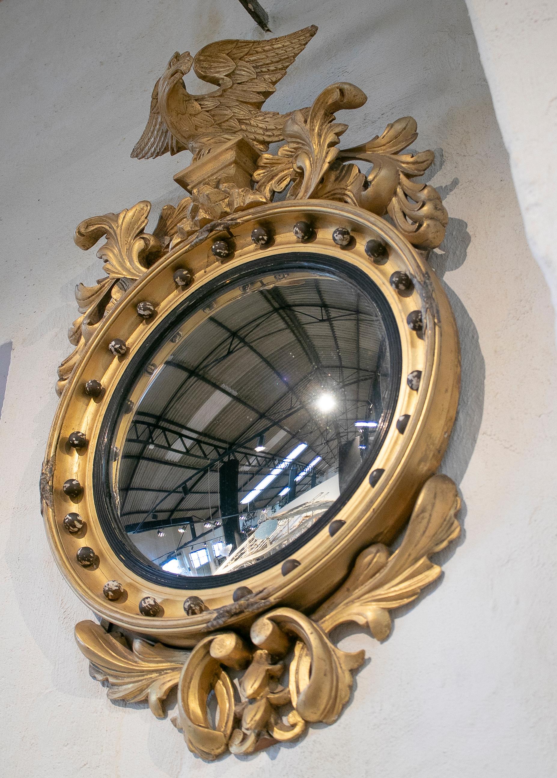 Französischer vergoldeter, gerahmter, konvexer Spiegel mit Adlerkrone aus dem 19. Jahrhundert im Zustand „Gut“ im Angebot in Marbella, ES