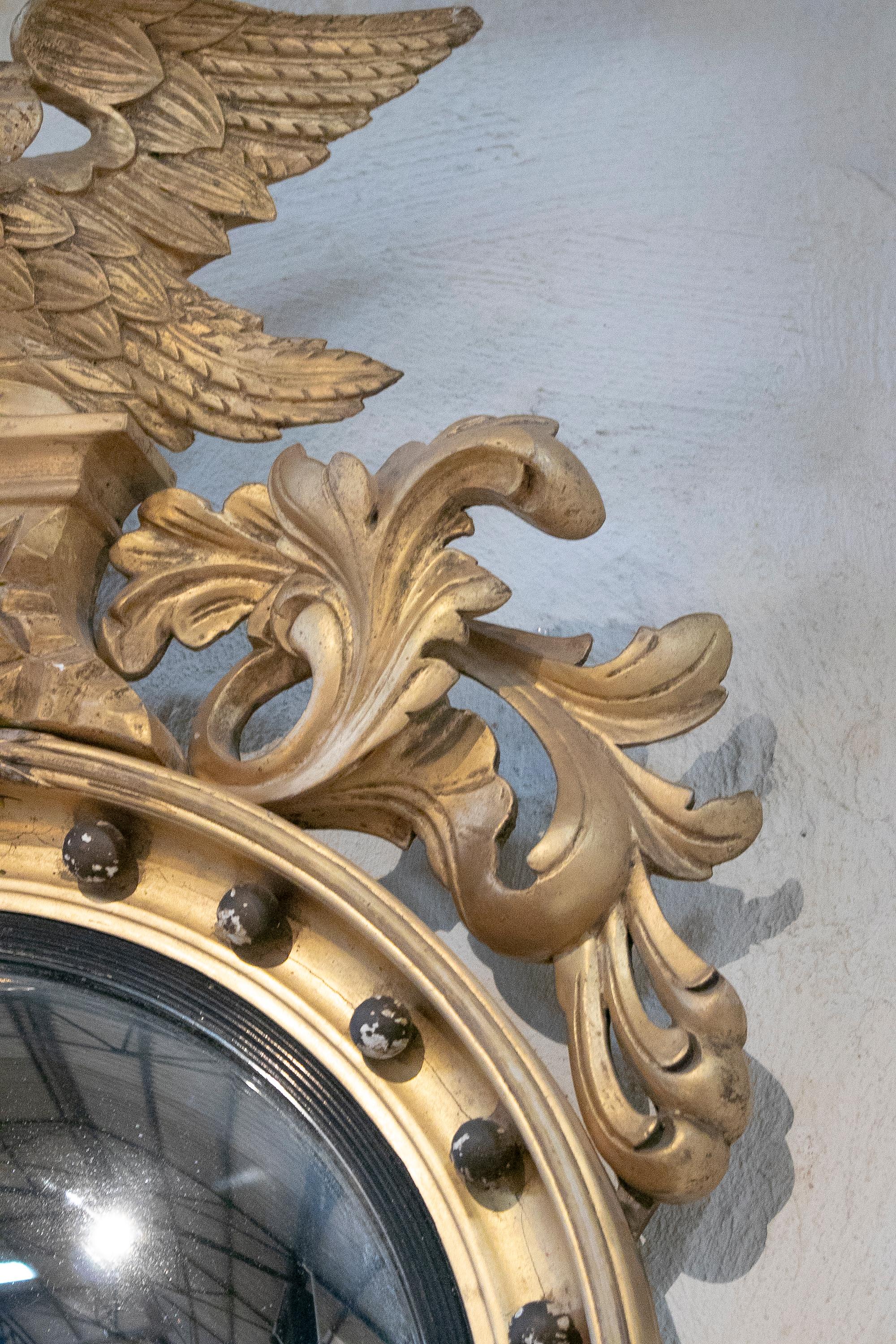 Französischer vergoldeter, gerahmter, konvexer Spiegel mit Adlerkrone aus dem 19. Jahrhundert im Angebot 1