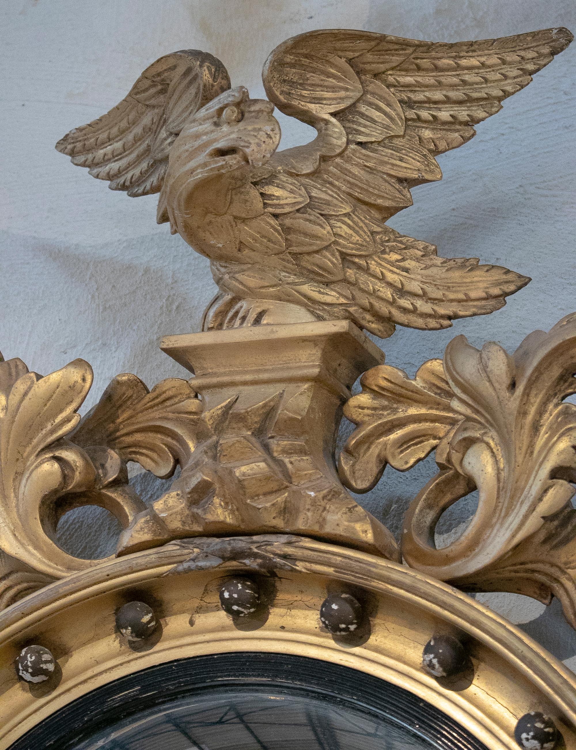 Französischer vergoldeter, gerahmter, konvexer Spiegel mit Adlerkrone aus dem 19. Jahrhundert im Angebot 2