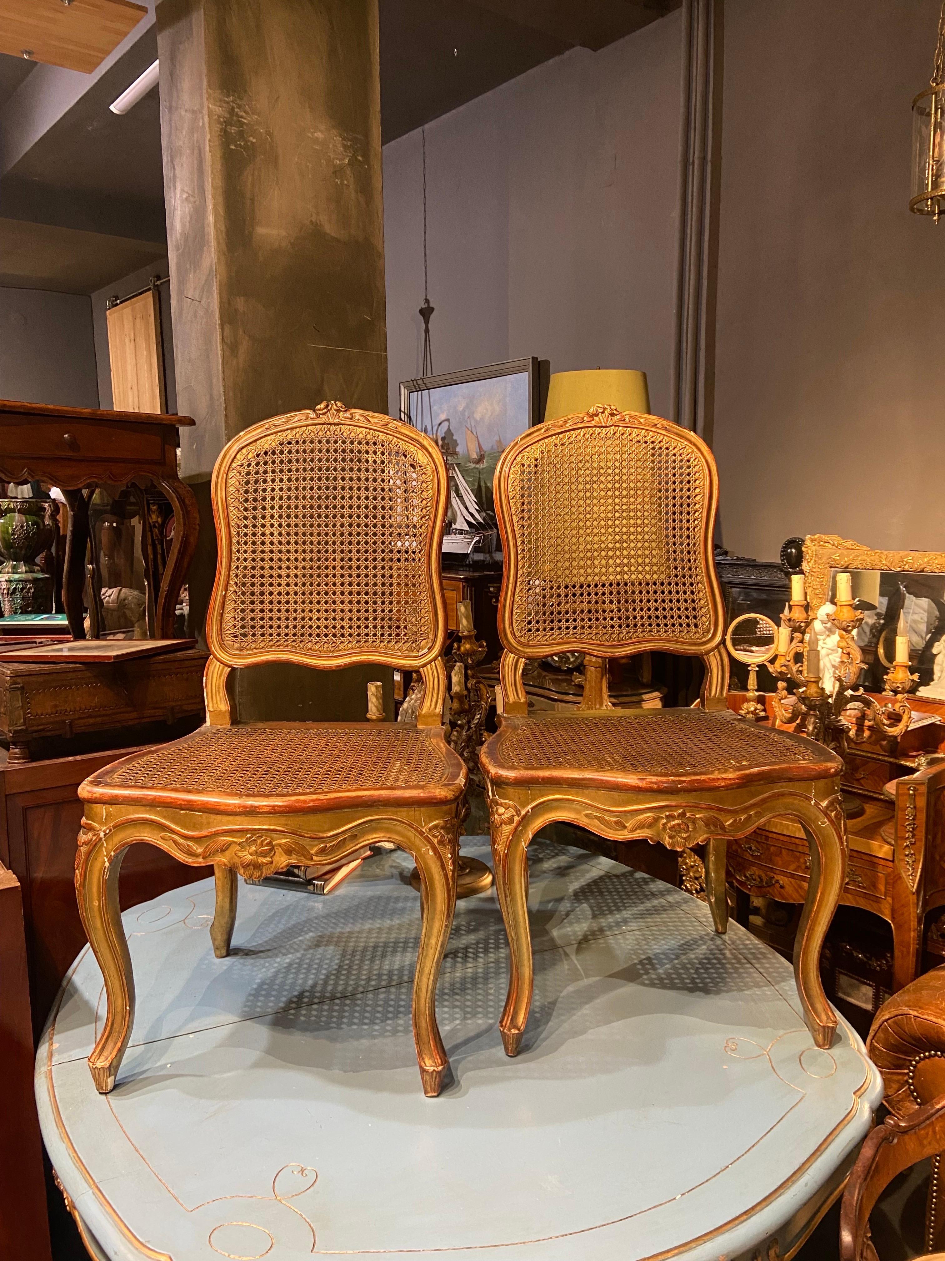 Französische handgeschnitzte Nussbaumstühle aus vergoldetem Holz des 19. Jahrhunderts mit Sitz und Rückenlehne aus Schilfrohr. Sehr guter Originalzustand, keine Restaurierungen vorgenommen.
Frankreich, um 1870.
