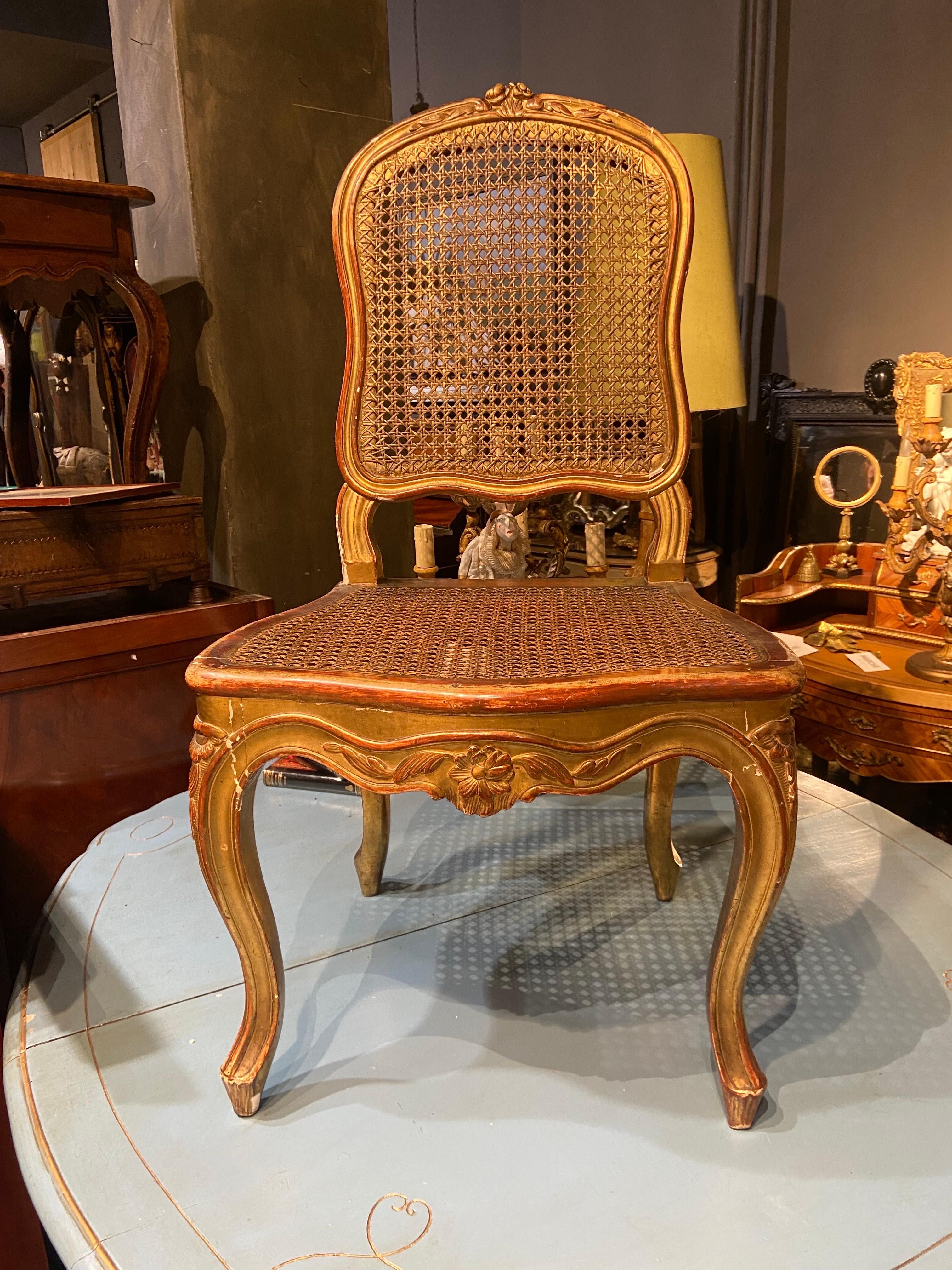 Französische handgeschnitzte Schilfrohrstühle aus vergoldetem Holz im Louis XV.-Stil des 19. Jahrhunderts (Handgeschnitzt) im Angebot