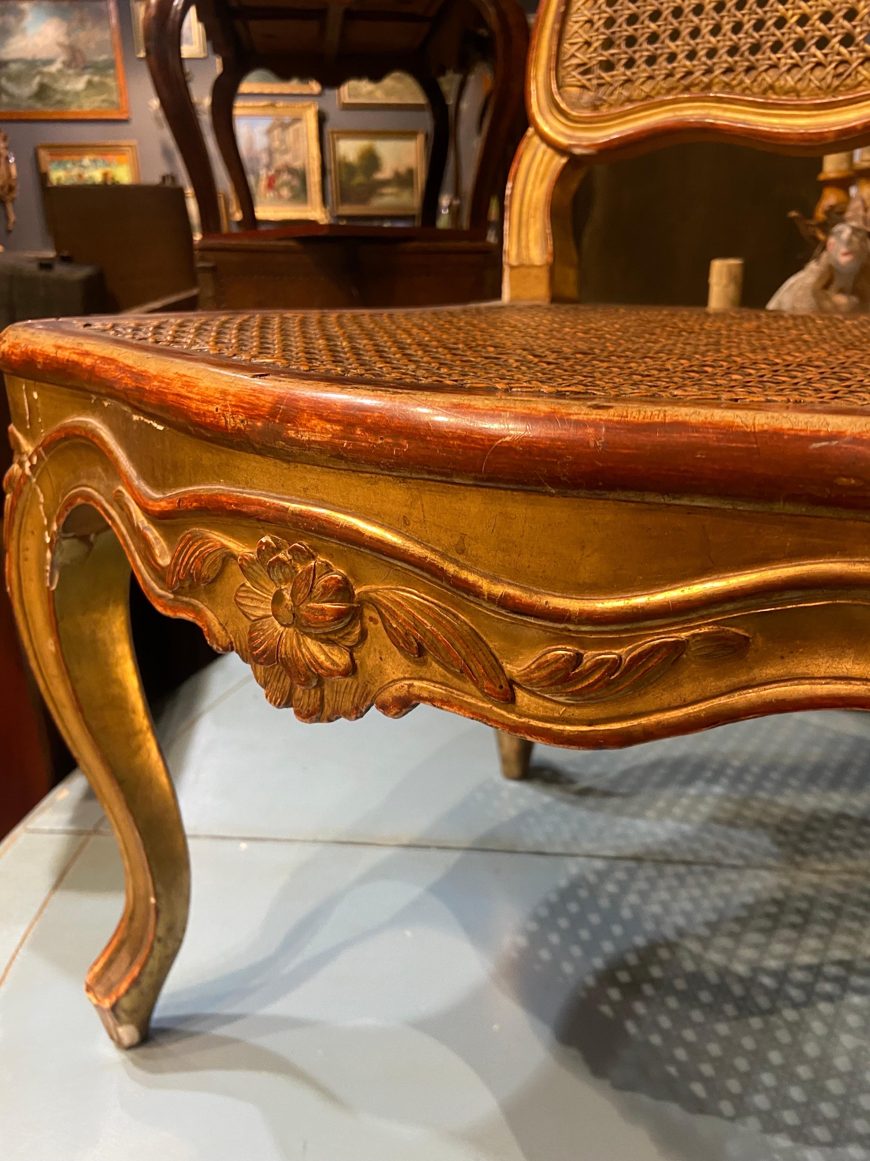 Französische handgeschnitzte Schilfrohrstühle aus vergoldetem Holz im Louis XV.-Stil des 19. Jahrhunderts (Gehstock) im Angebot