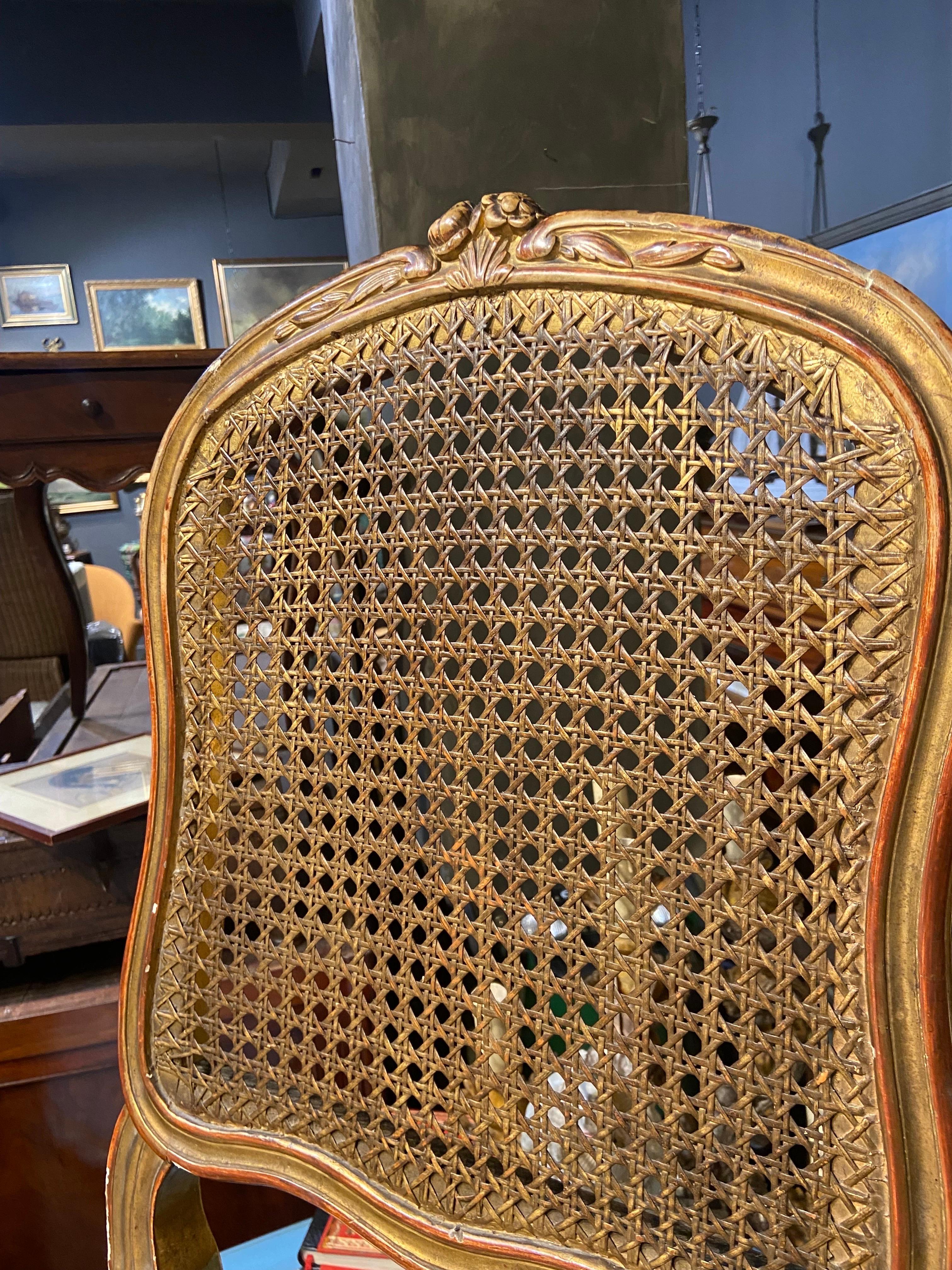 Französische handgeschnitzte Schilfrohrstühle aus vergoldetem Holz im Louis XV.-Stil des 19. Jahrhunderts im Angebot 2