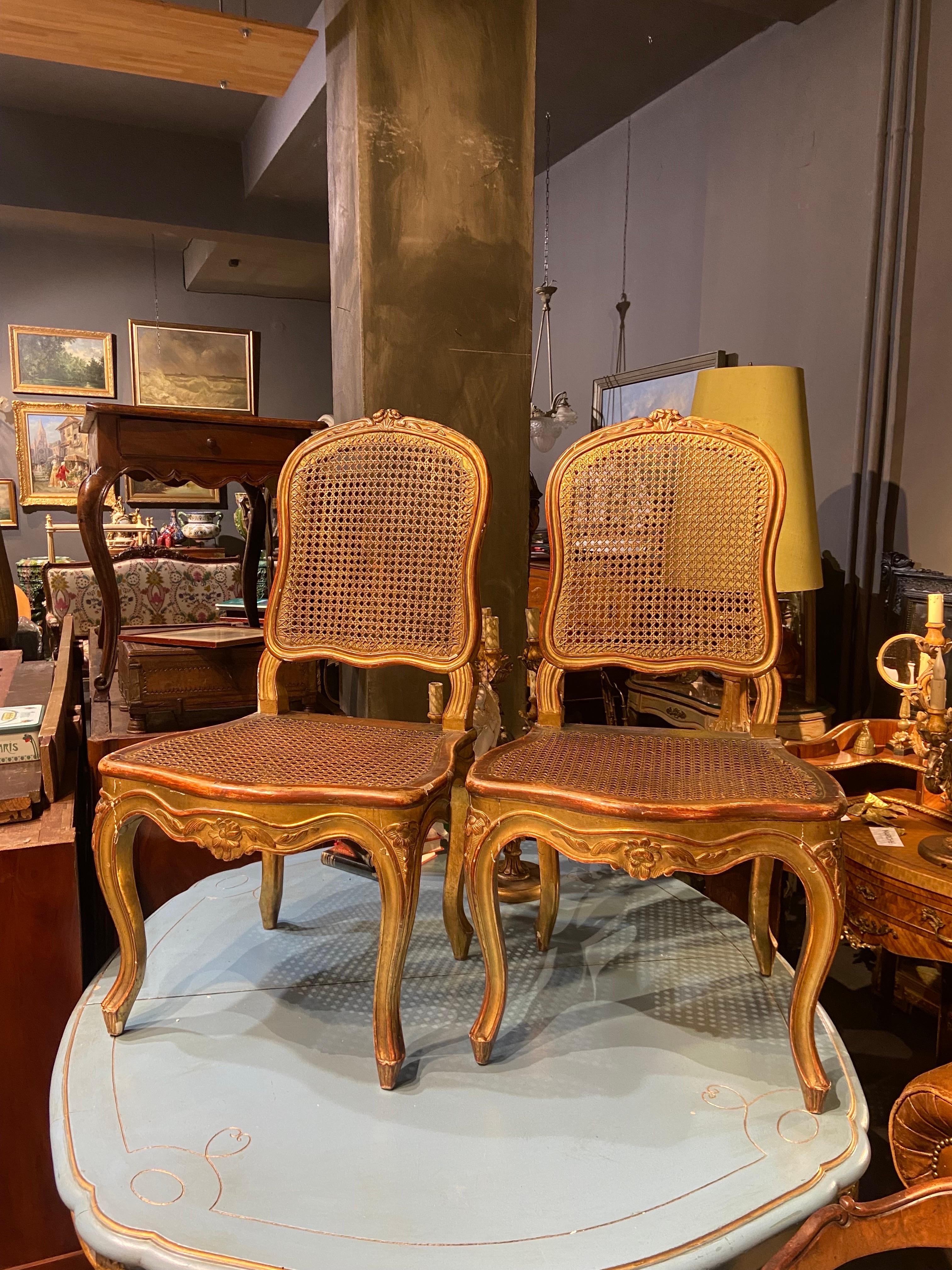 Chaises cannées en bois doré sculptées à la main de style Louis XV du 19ème siècle en vente 1