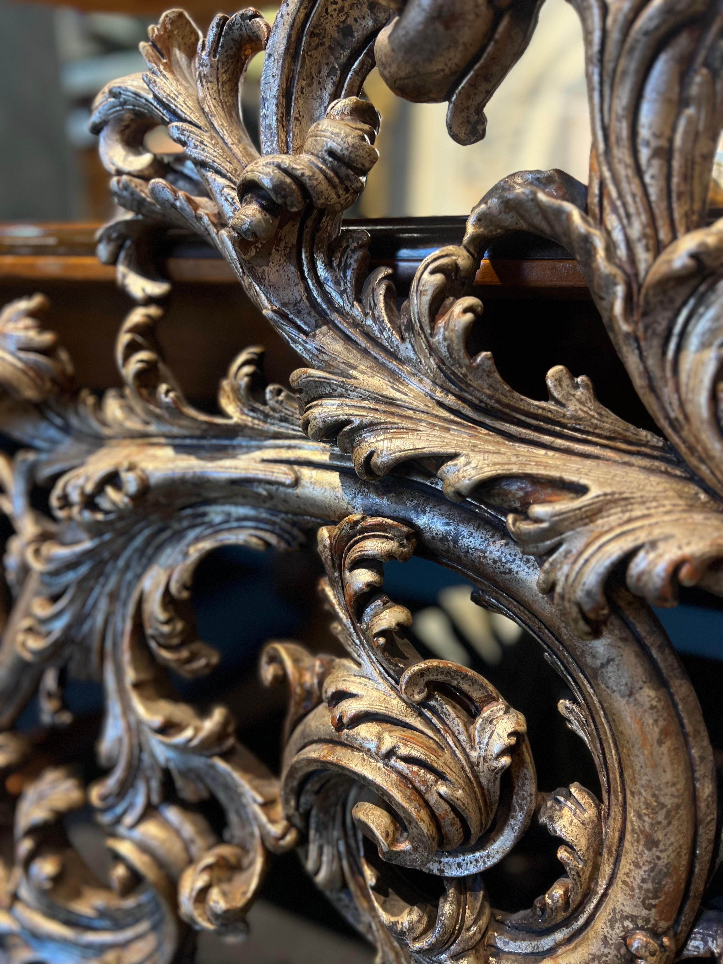 Französisches, handgeschnitztes Kopfteil aus vergoldetem Holz im Rokoko-Stil des 19. Jahrhunderts  im Angebot 4