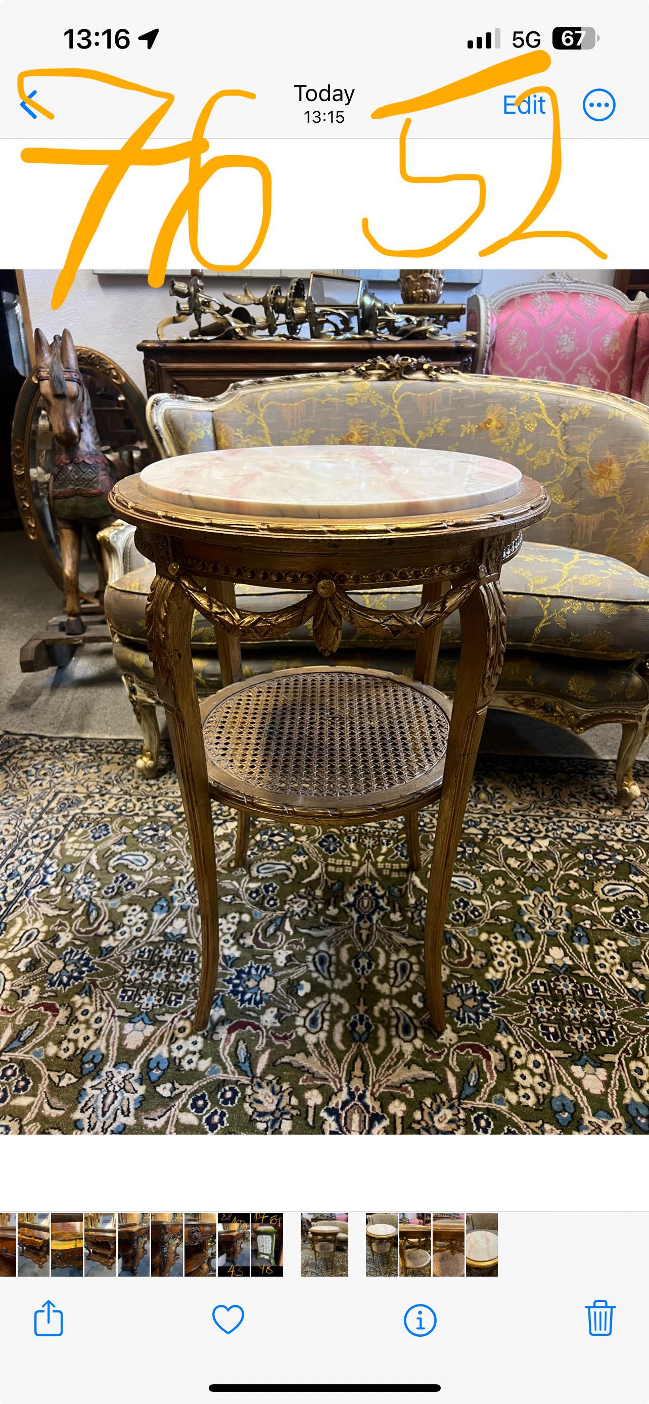 Table d'appoint ronde en bois doré sculpté à la main, de style Louis XVI, du XIXe siècle, avec second niveau de canne et plateau en marbre blanc. La pièce est très stable et se trouve dans son très bon état d'origine, n'ayant subi aucune