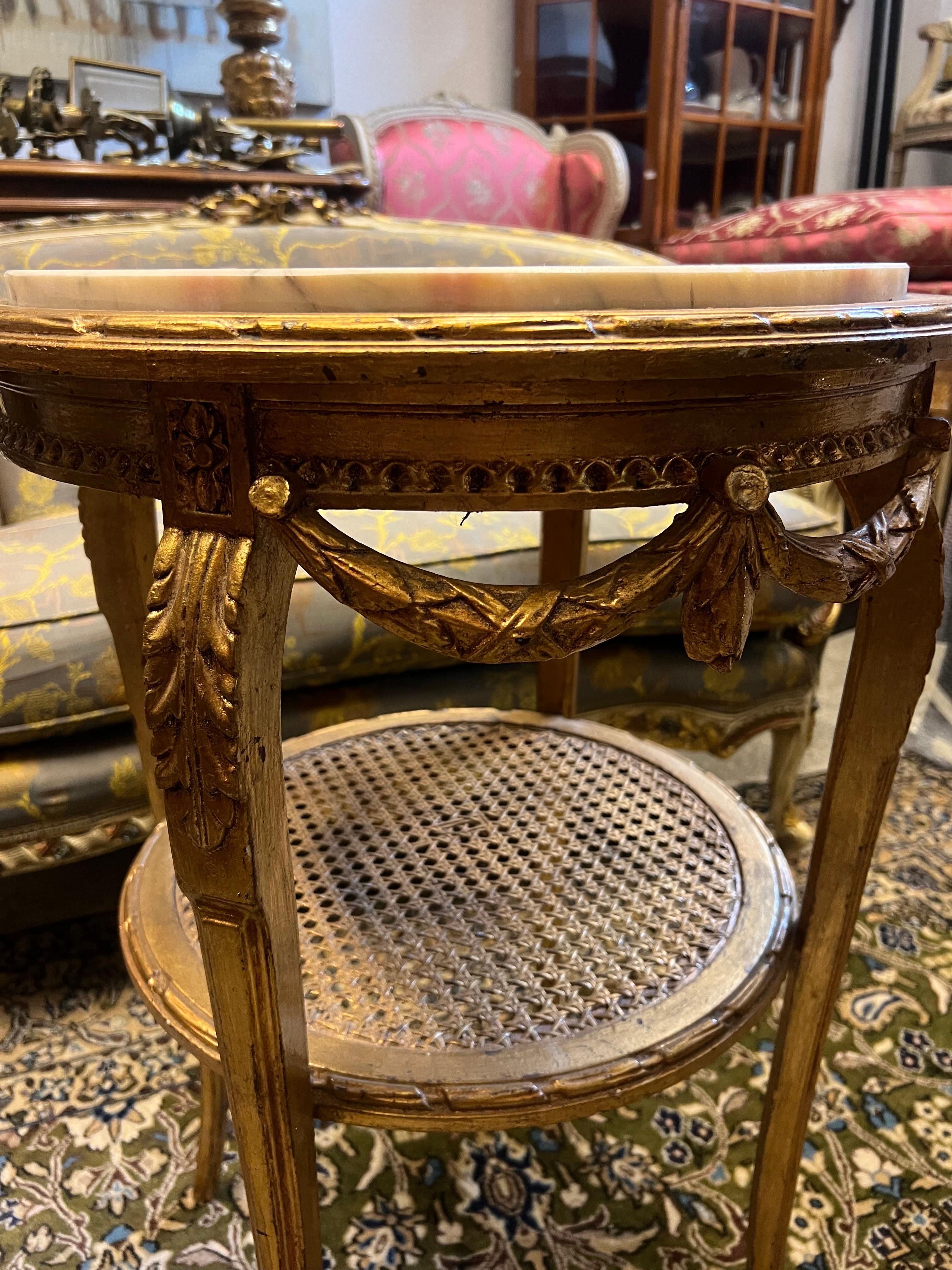 Sculpté à la main Table d'appoint ronde du 19ème siècle en bois doré sculpté à la main de style Louis XVI en vente