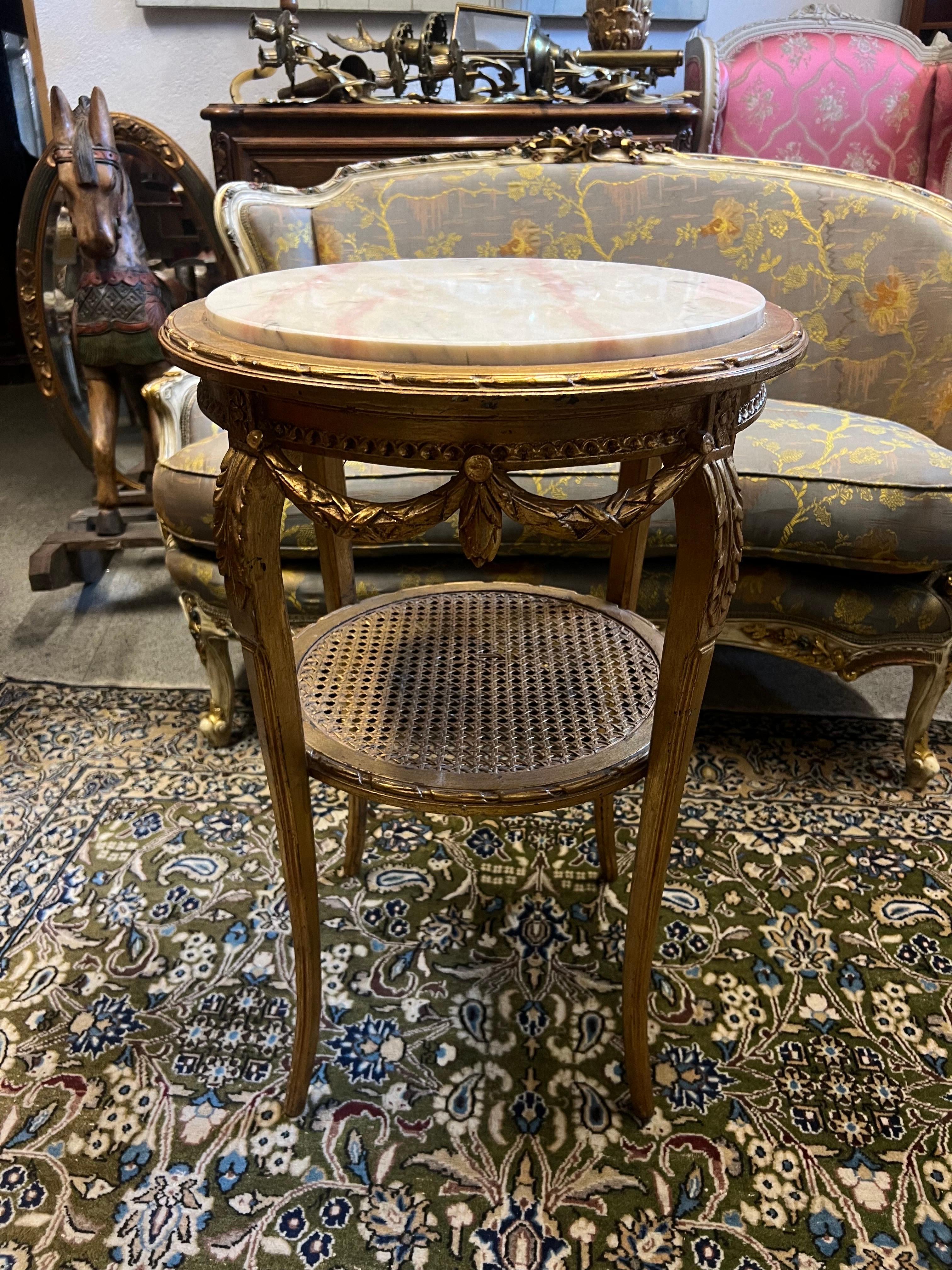 Table d'appoint ronde du 19ème siècle en bois doré sculpté à la main de style Louis XVI Bon état - En vente à Sofia, BG