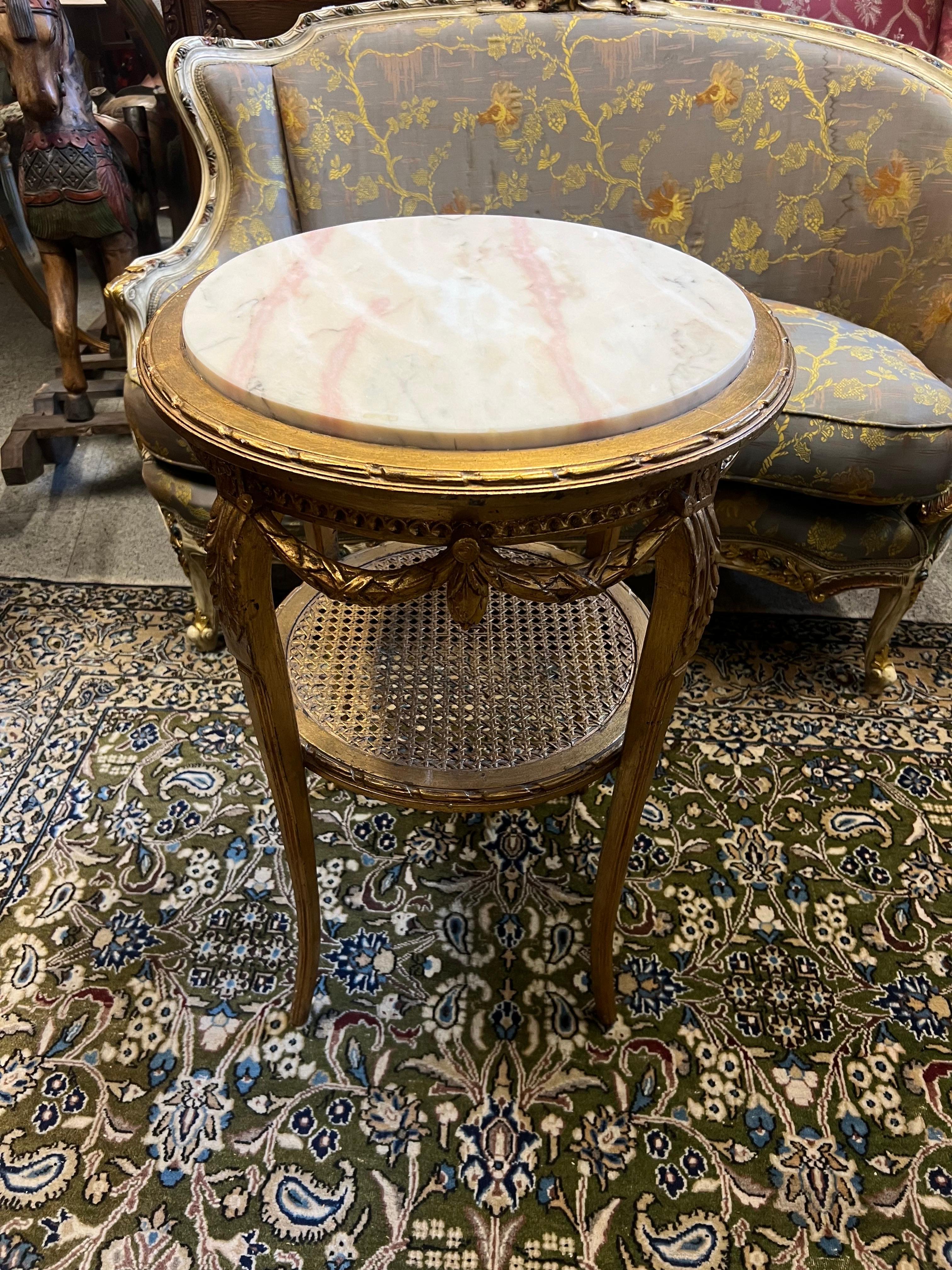 XIXe siècle Table d'appoint ronde du 19ème siècle en bois doré sculpté à la main de style Louis XVI en vente