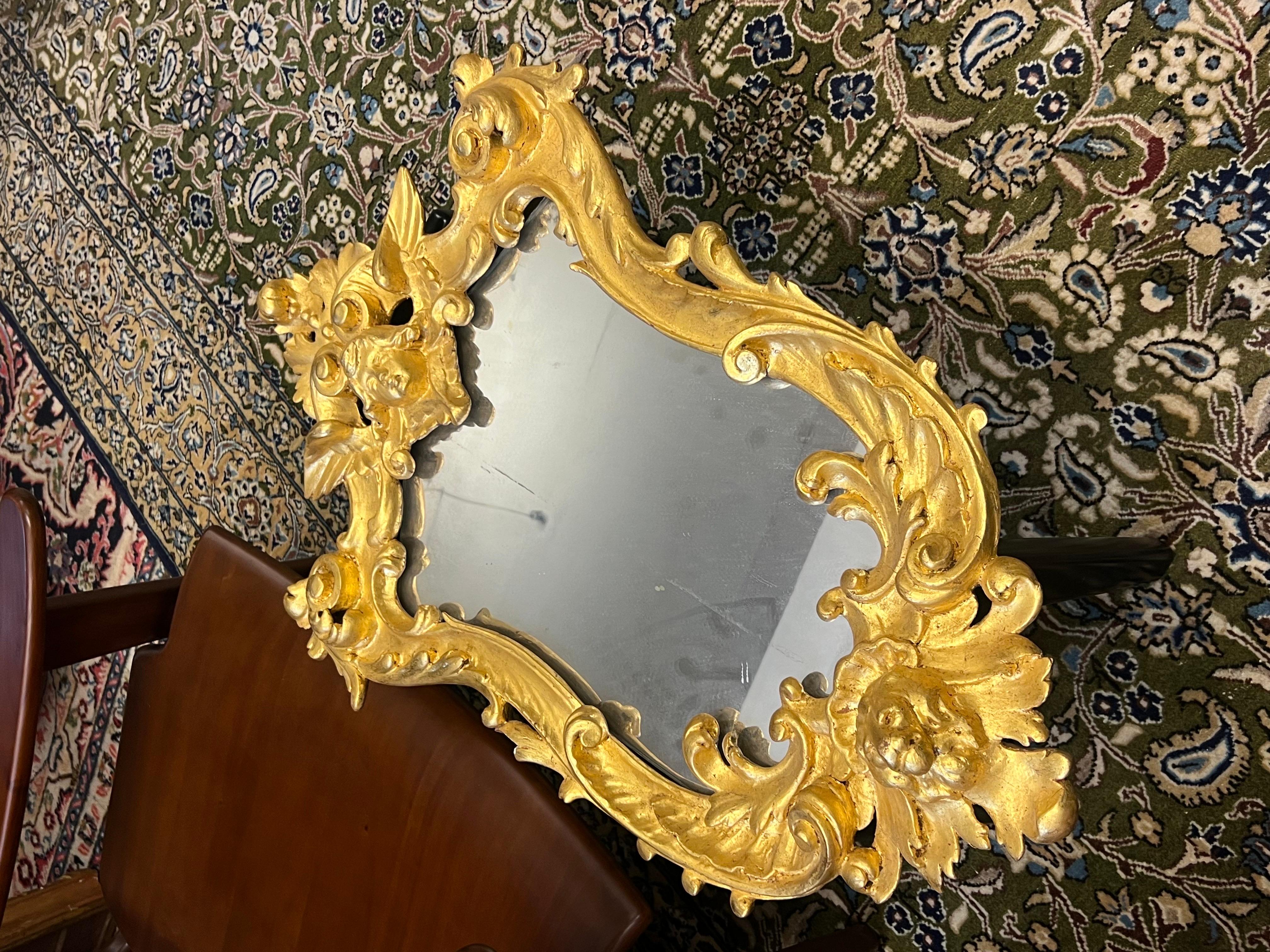 Miroir mural français du 19ème siècle en bois doré sculpté à la main de style Louis XV en vente 4