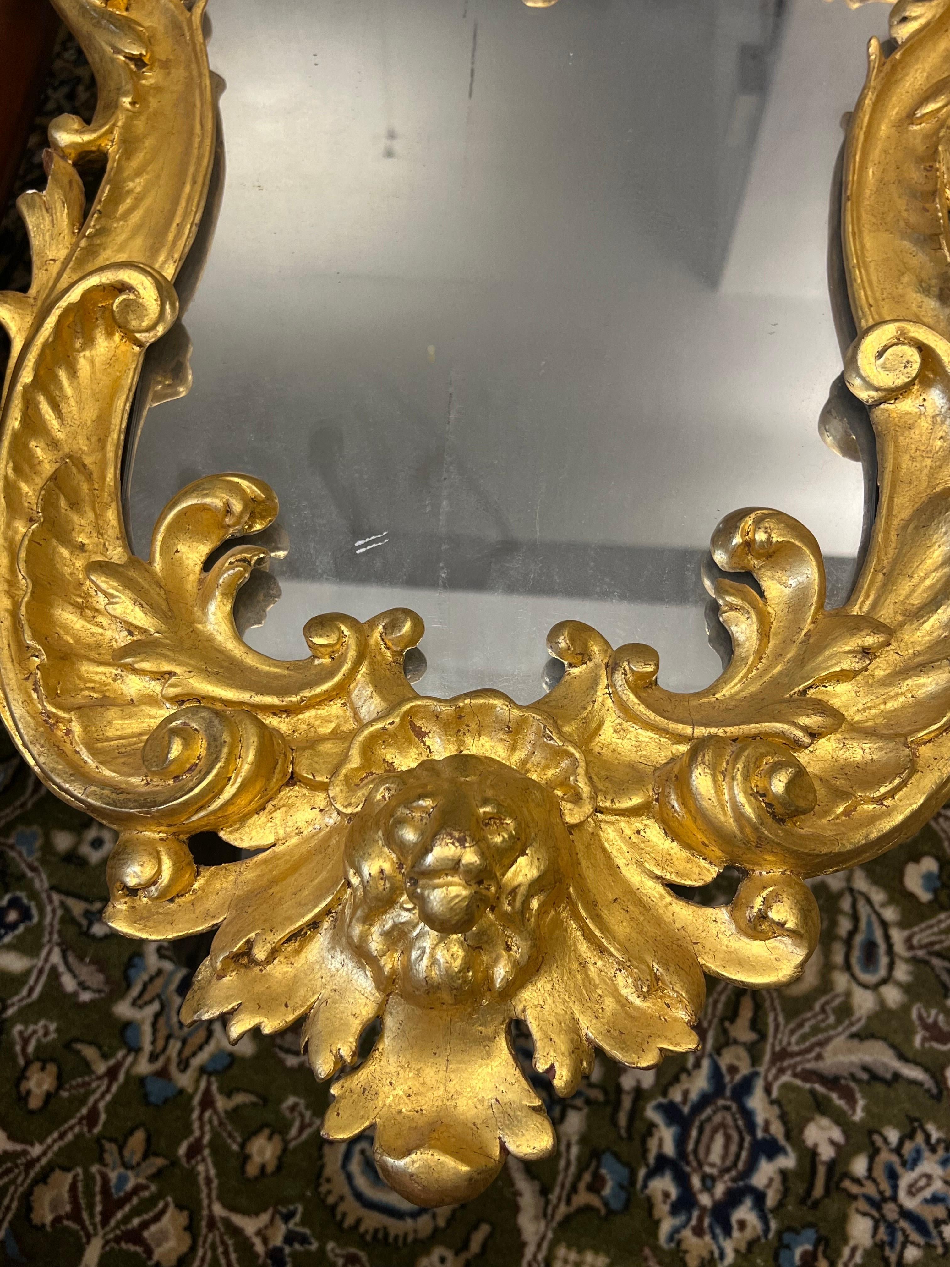 Sculpté à la main Miroir mural français du 19ème siècle en bois doré sculpté à la main de style Louis XV en vente