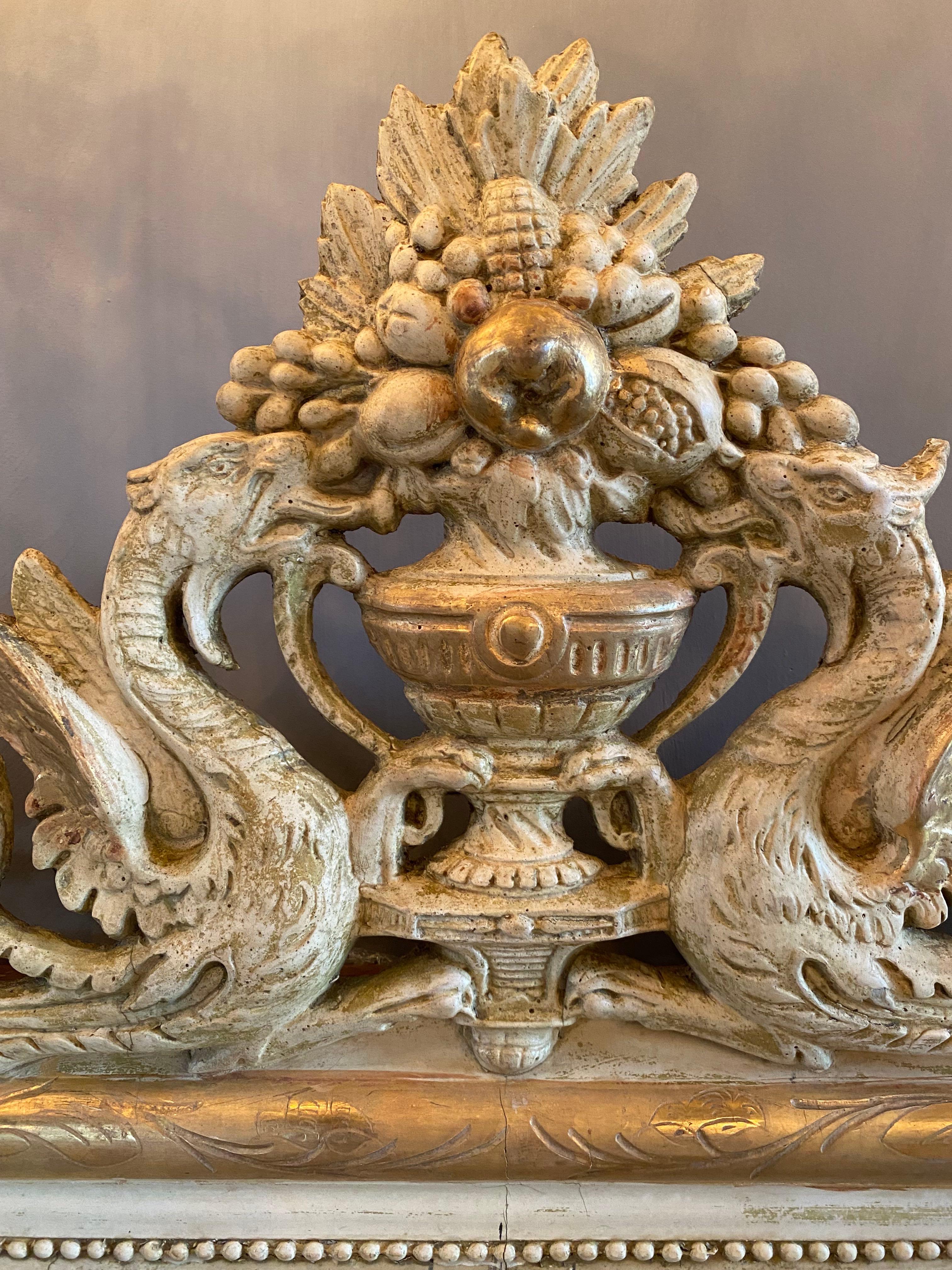 19th century French gilt wood mirror Louis Philippe with a crest For Sale 5