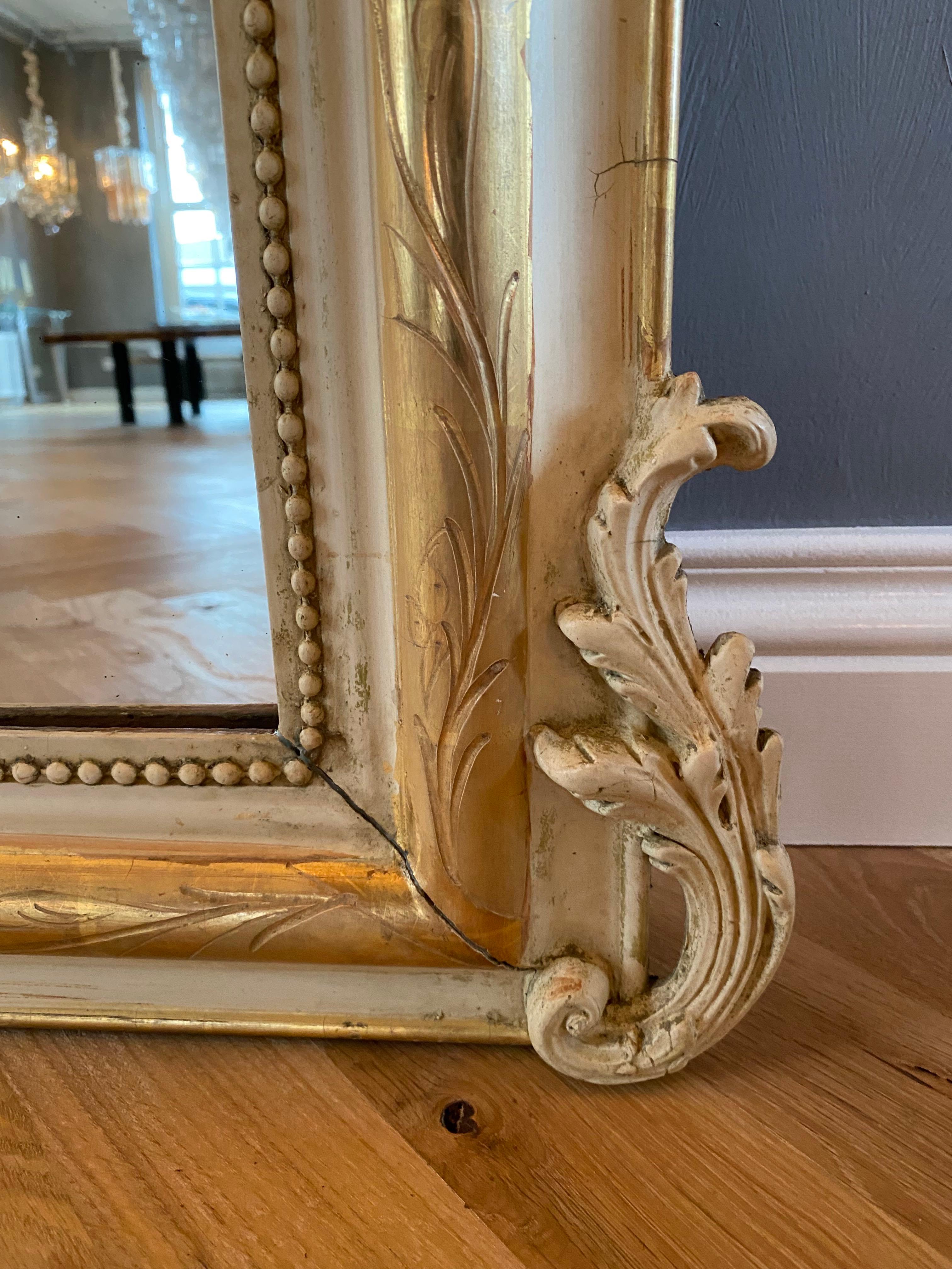 Miroir en bois doré du 19ème siècle Louis Philippe avec un écusson 5